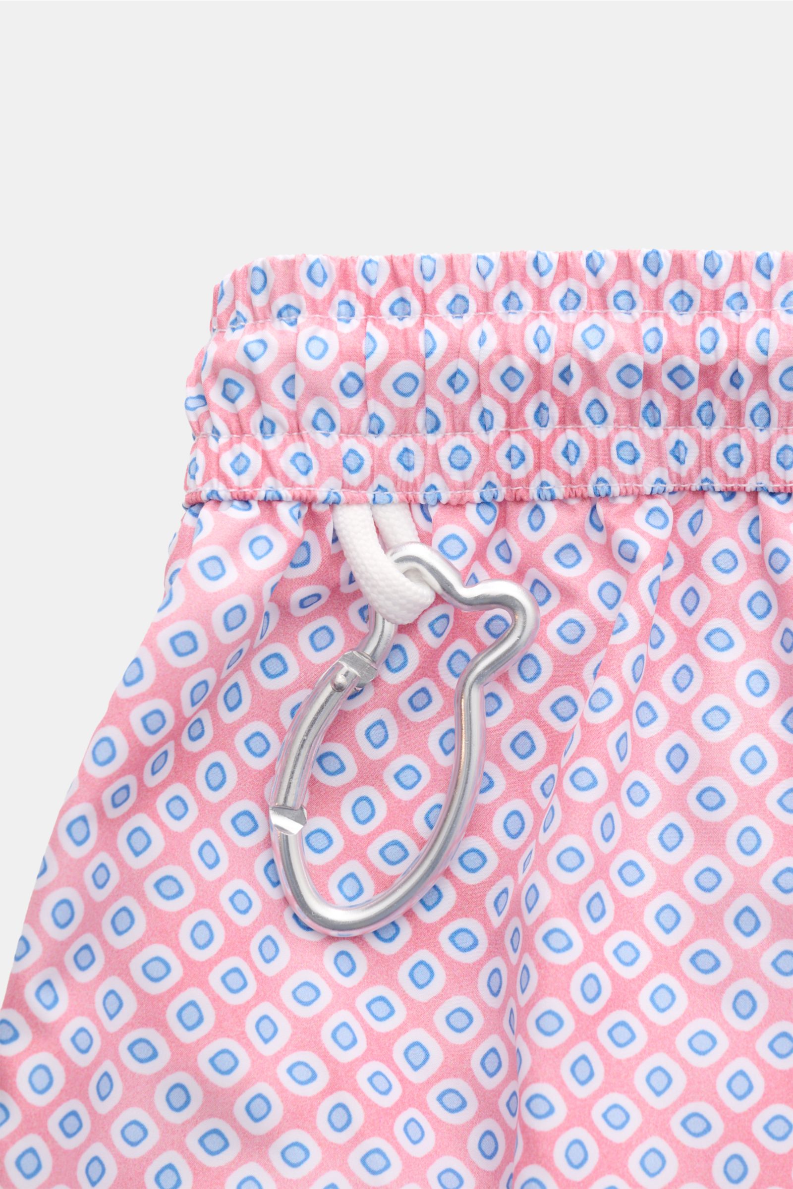 Fedeli Badeshorts 'Madeira Airstop' koralle/blau gemustert, Nahaufnahme des elastischen Bundes mit Tunnelzug, Karabinerhaken, recycelte Microfaser.