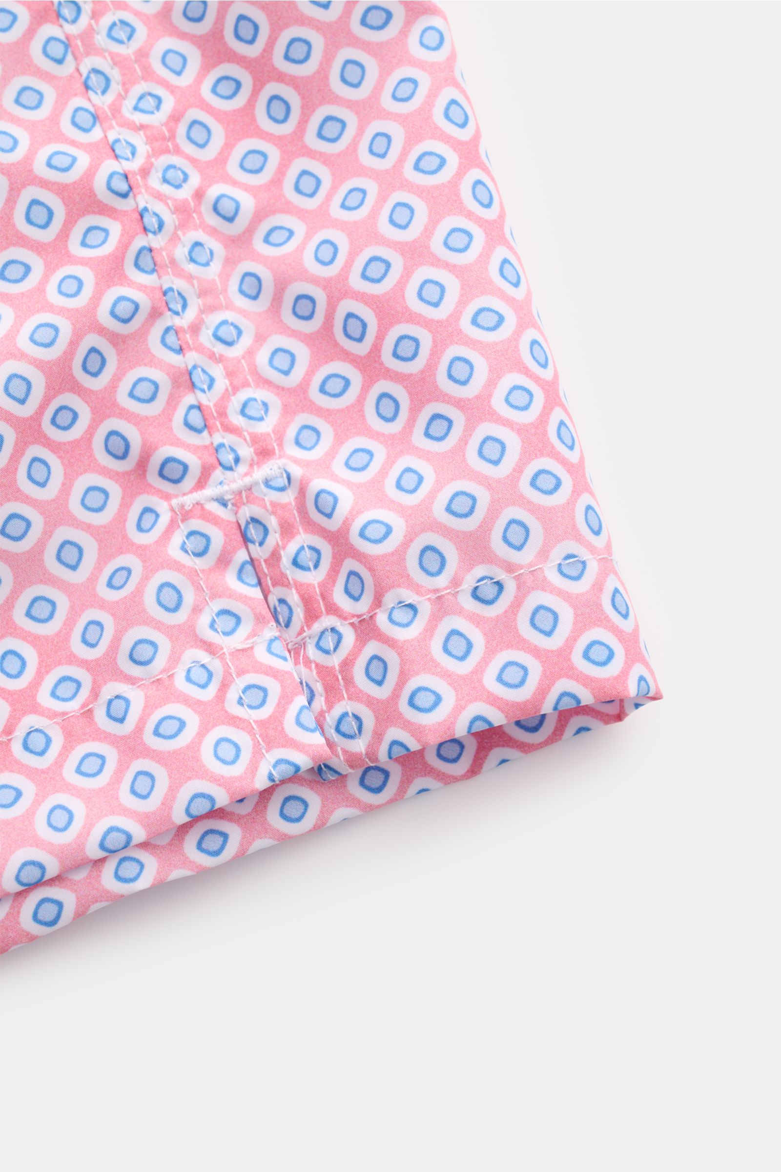 Nahaufnahme der Fedeli Badeshorts 'Madeira Airstop' koralle/blau gemustert, Detail der Naht und des grafischen Prints aus recycelter, schnelltrocknender Microfaser.