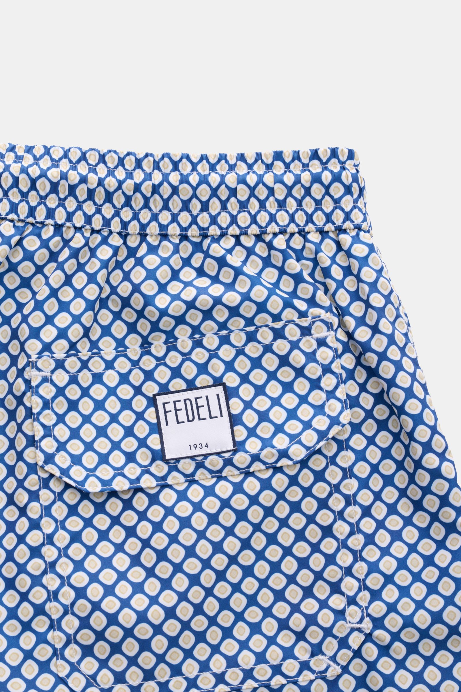 Nahaufnahme der Rückseite der Fedeli Badeshorts 'Madeira Airstop' dunkelblau/beige gemustert mit elastischem Bund, Gesäßtasche und FEDELI-Label.