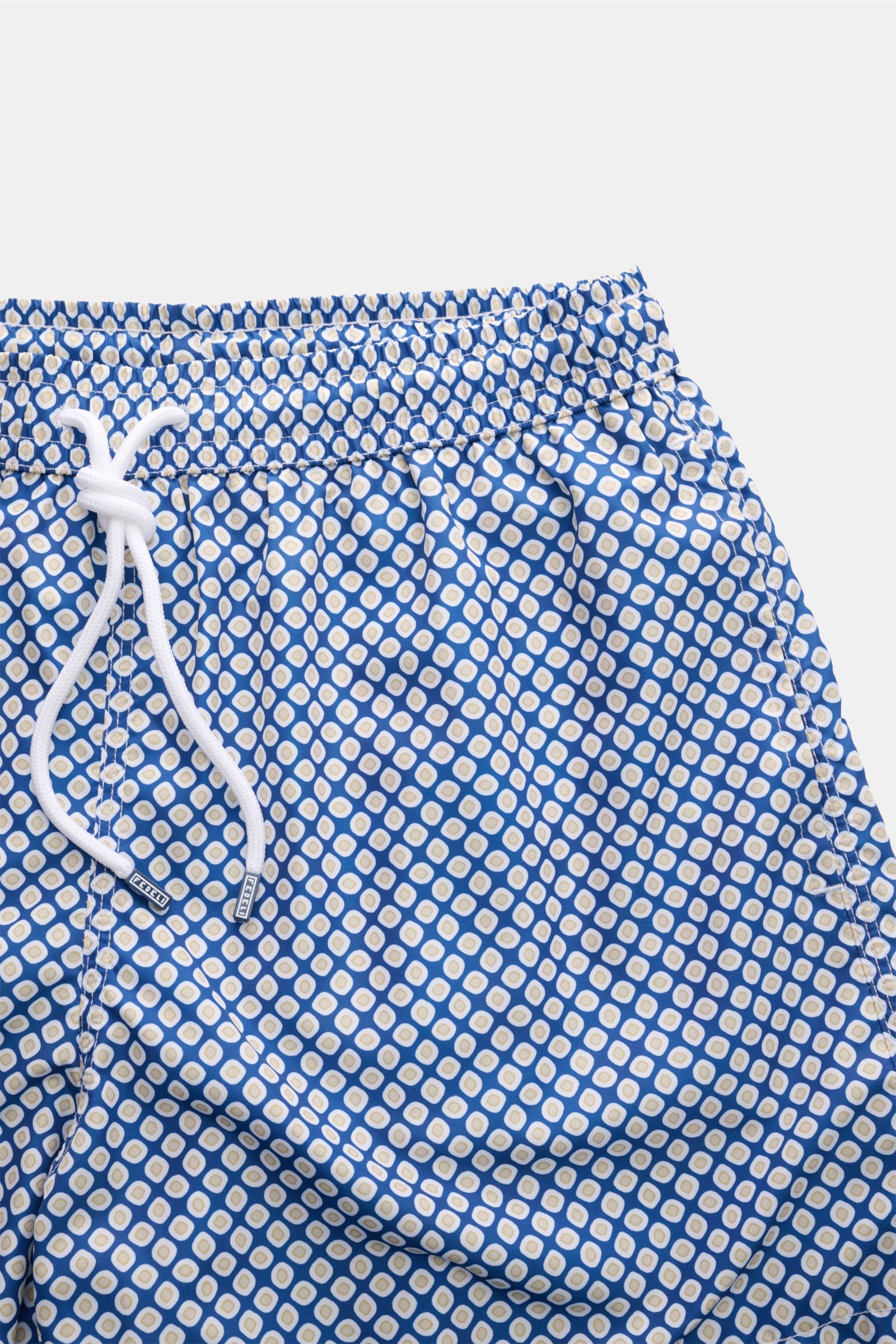 Fedeli Badeshorts 'Madeira Airstop' dunkelblau/beige gemustert, Nahaufnahme von vorne mit elastischem Bund, Tunnelzug und grafischem Print.