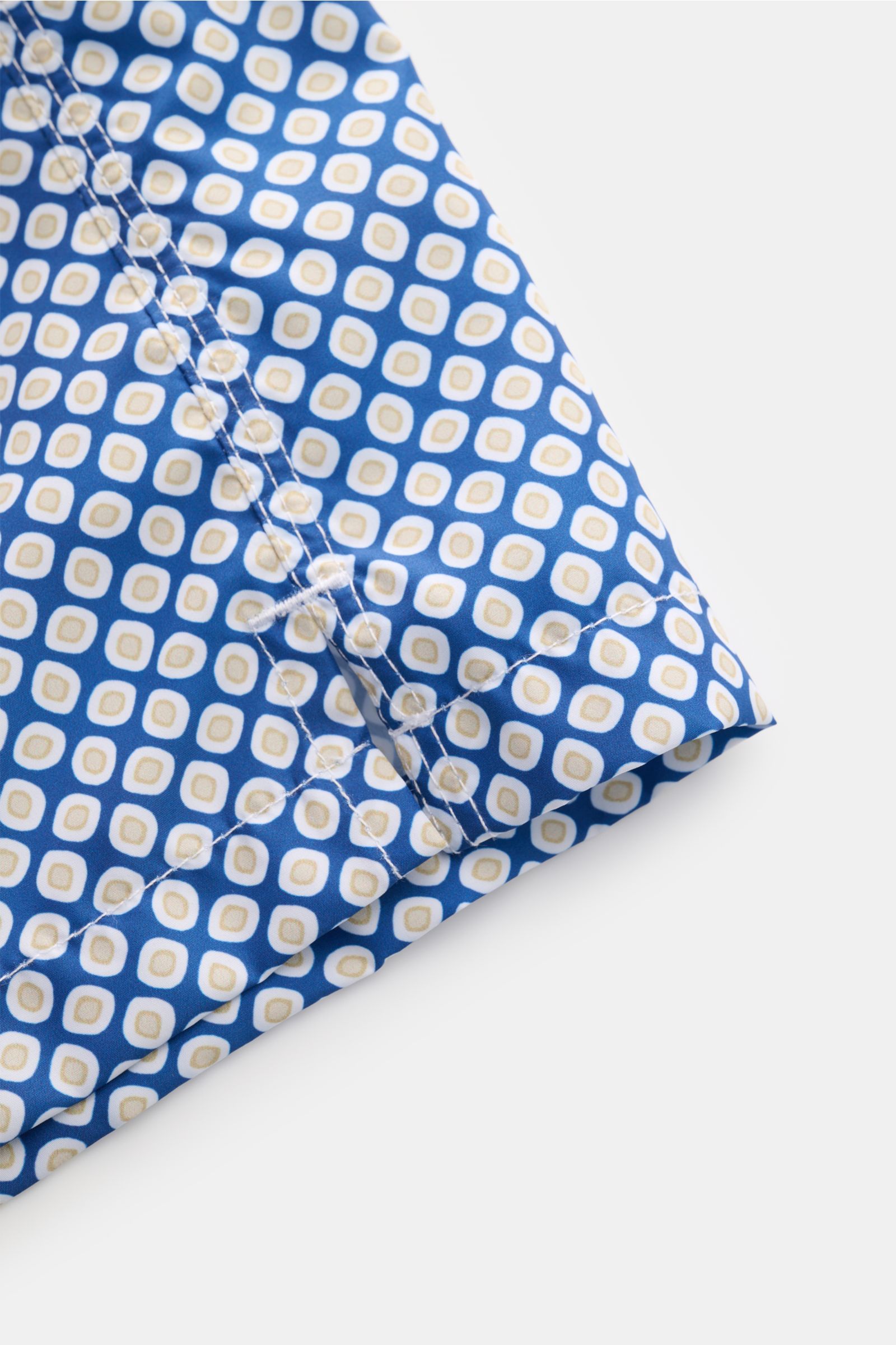 Fedeli Badeshorts 'Madeira Airstop' dunkelblau/beige gemustert, Detailansicht mit Saumschlitz, recycelte Microfaser, Regular Fit, Tunnelzugbund.