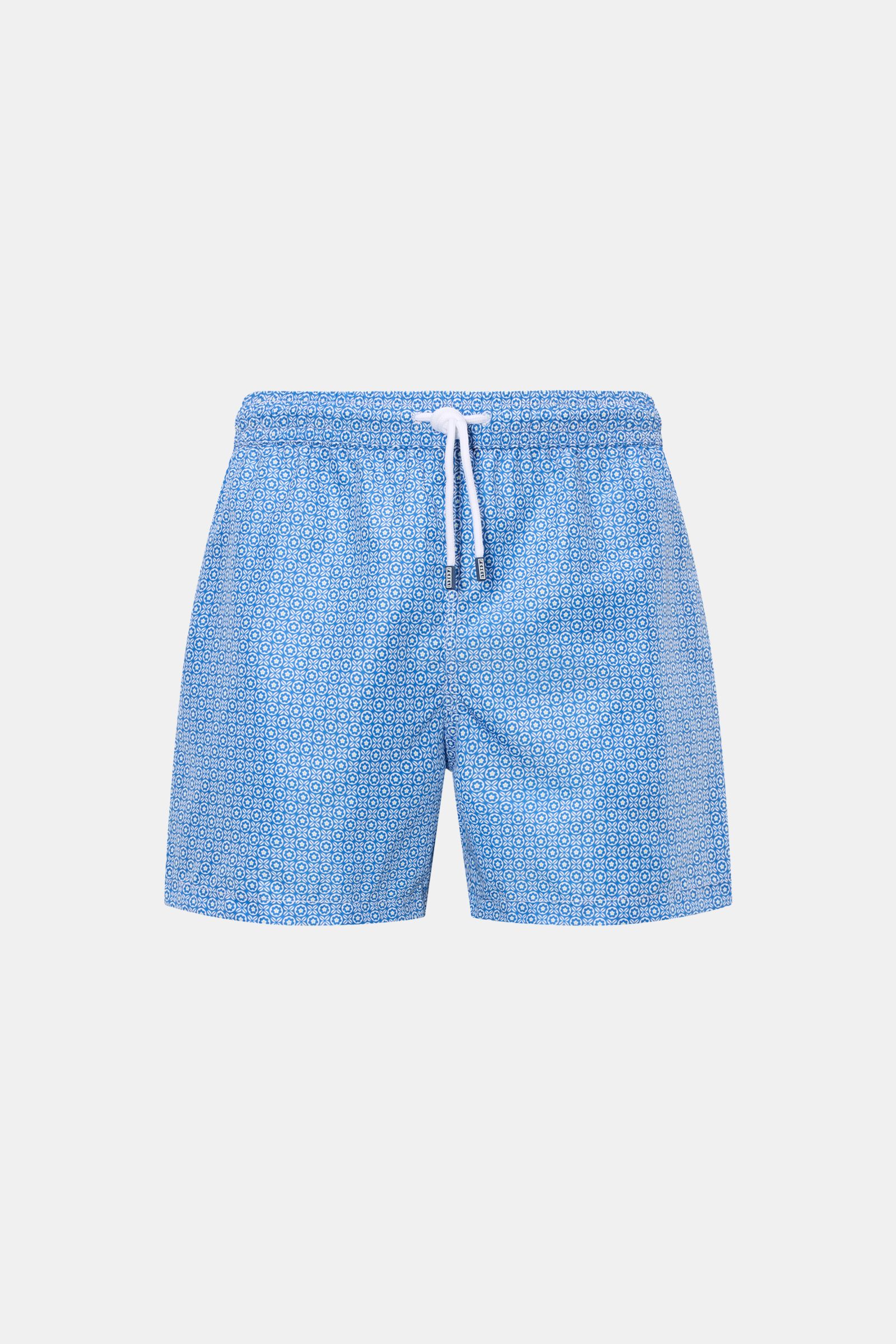 Fedeli Badeshorts 'Madeira Airstop' blau/weiß gemustert, frontale Nahaufnahme, florales Muster, Regular Fit, elastischer Bund mit Tunnelzug, recycelte Microfaser, schnelltrocknend, seitliche Taschen, Mesh-Innenfutter.