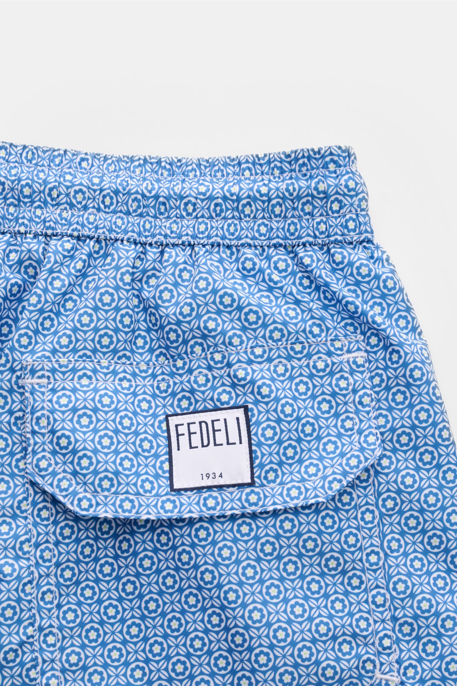 Fedeli Badeshorts 'Madeira Airstop' blau/weiß gemustert, Detailaufnahme von hinten mit elastischem Bund, Taschen, Karabinerhaken, florales Muster, recycelte Microfaser.
