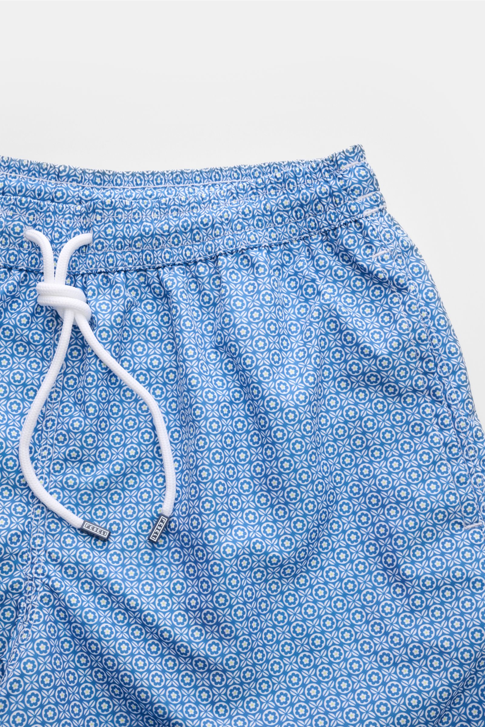 Fedeli Badeshorts 'Madeira Airstop' blau/weiß gemustert, floral, Regular Fit, elastischer Bund, Tunnelzug, Taschen, Karabiner, recycelte Microfaser, Detailansicht.