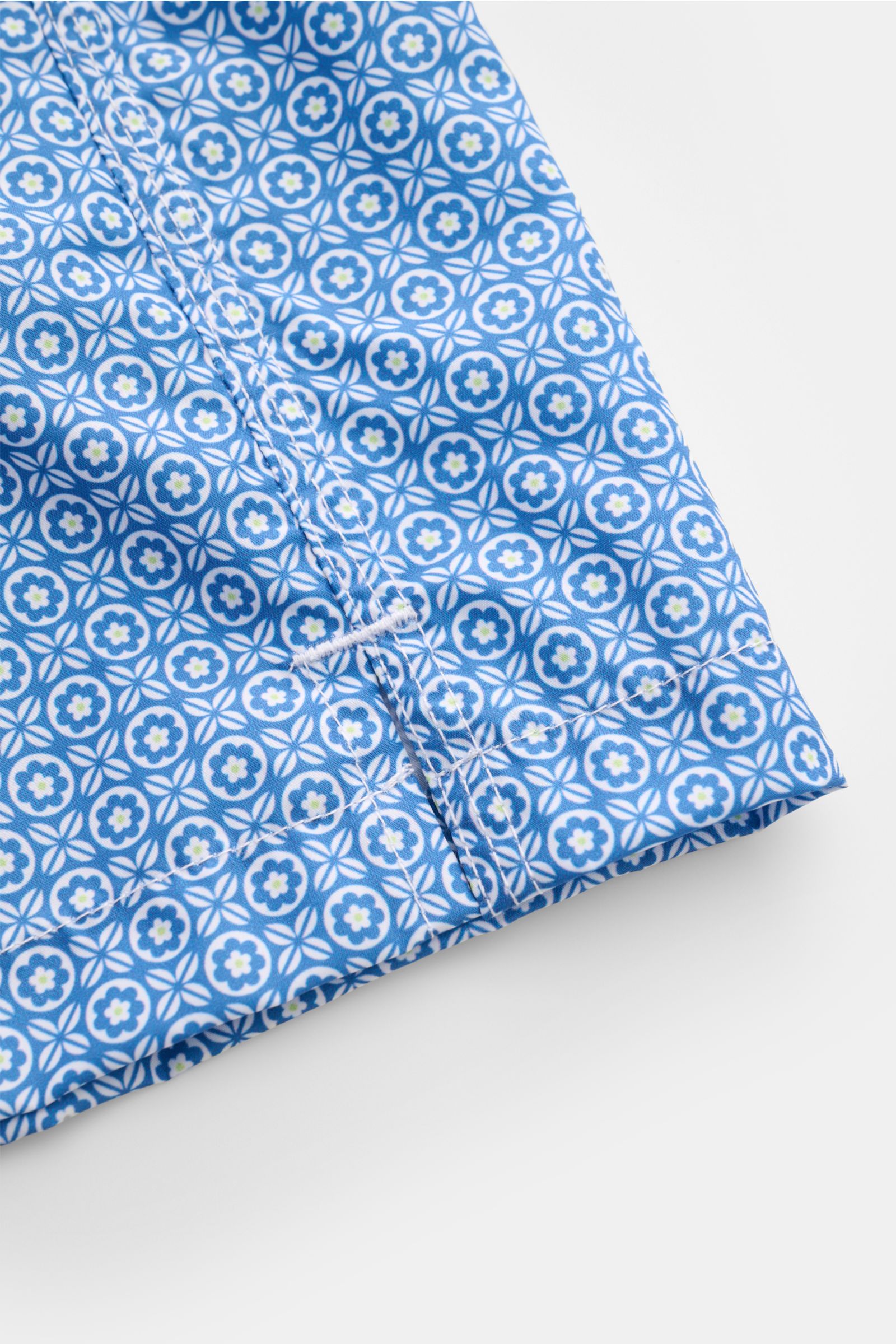 Fedeli Badeshorts 'Madeira Airstop' blau/weiß gemustert, Detailaufnahme seitlicher Saum mit floralen Mustern, recycelte Microfaser, Regular Fit.
