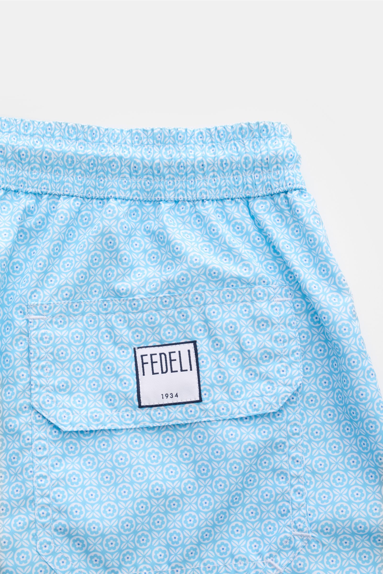 Fedeli Badeshorts 'Madeira Airstop' hellblau/weiß gemustert, Rückansicht, florales Muster, elastischer Bund, Tasche mit FEDELI-Label.