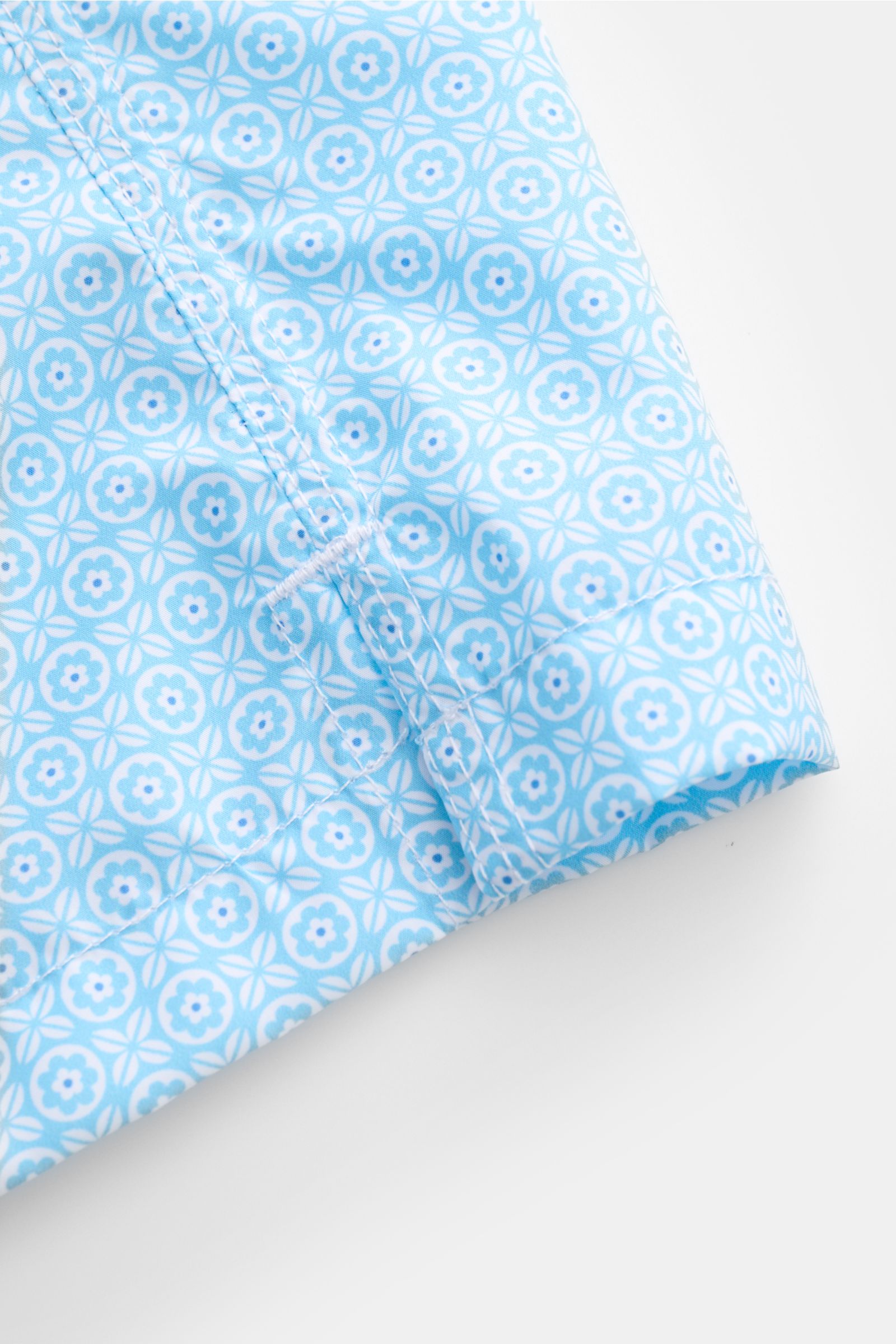 Detailaufnahme der Fedeli Badeshorts 'Madeira Airstop' hellblau/weiß gemustert, florales Muster, recycelte Microfaser, Regular Fit.