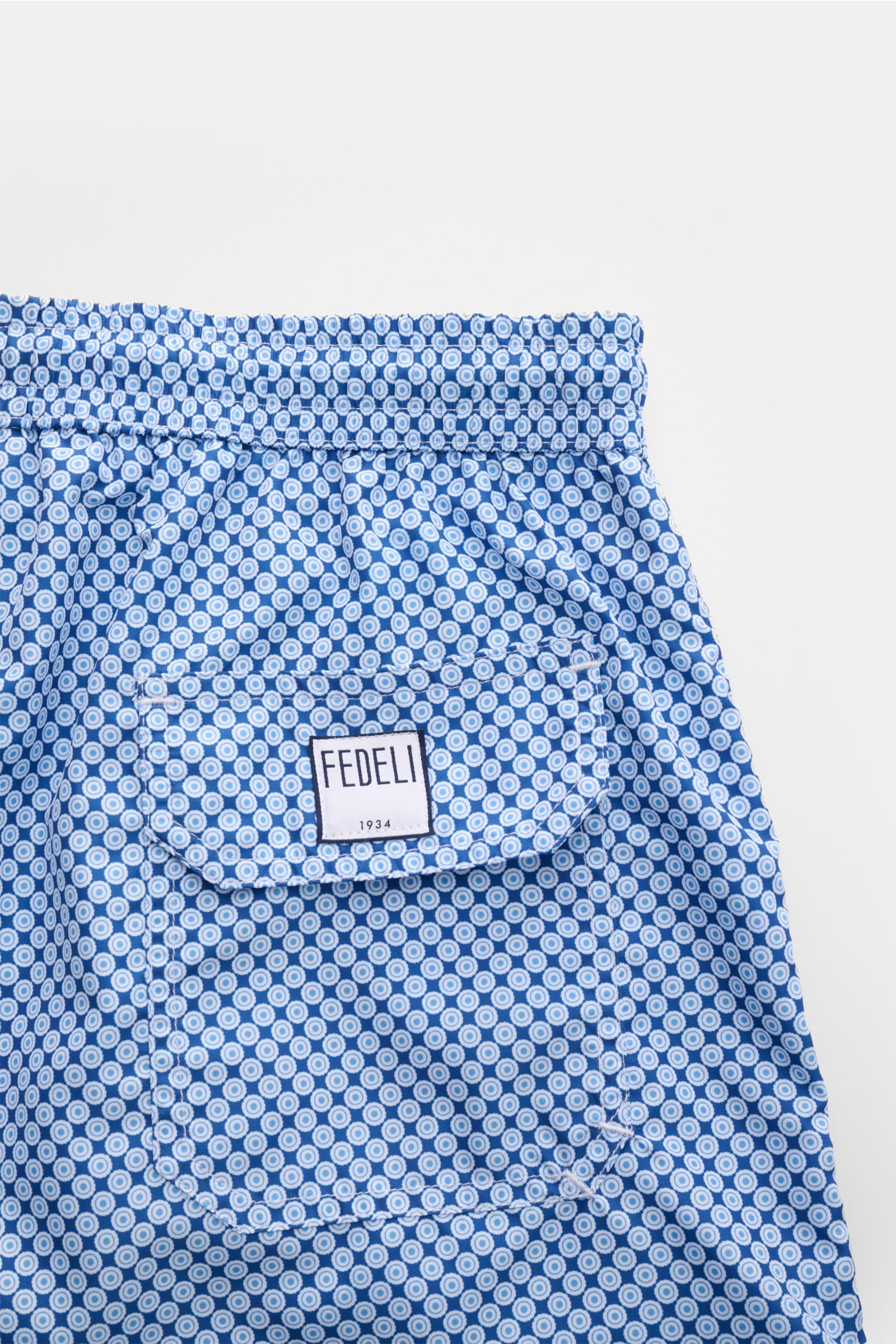 Fedeli Badeshorts 'Madeira Airstop' dunkelblau/weiß/blau gemustert, Detail Rückseite mit Gesäßtasche, elastischem Bund und kleinem FEDELI-Label.
