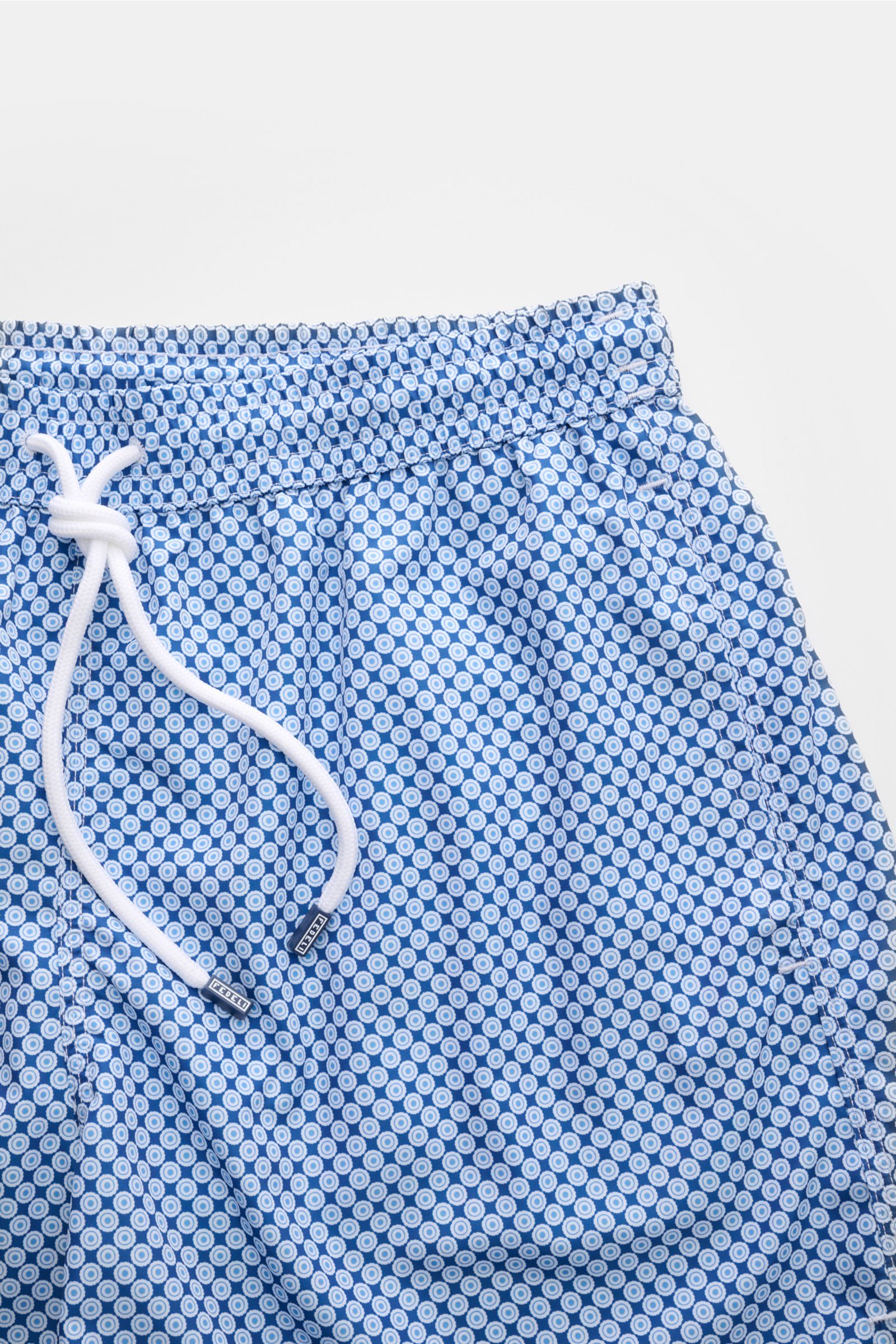 Fedeli Badeshorts 'Madeira Airstop' dunkelblau/weiß/blau gemustert in Nahaufnahme von oben, Regular Fit, elastischer Bund, grafisches Muster.