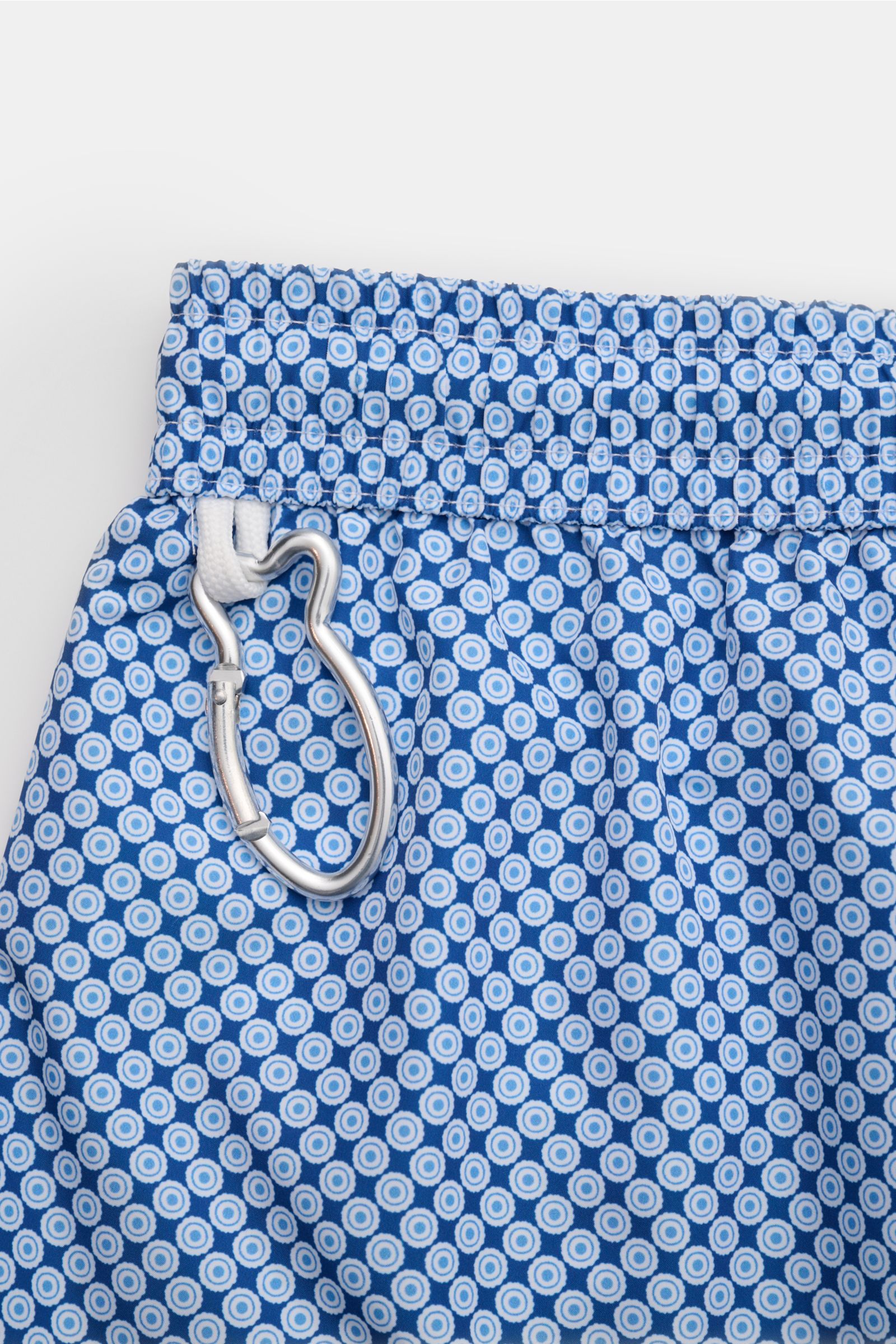Fedeli Badeshorts 'Madeira Airstop' dunkelblau/weiß/blau gemustert, Detailansicht elastischer Bund, Karabinerhaken, recycelte Microfaser, Regular Fit, schnelltrocknend.