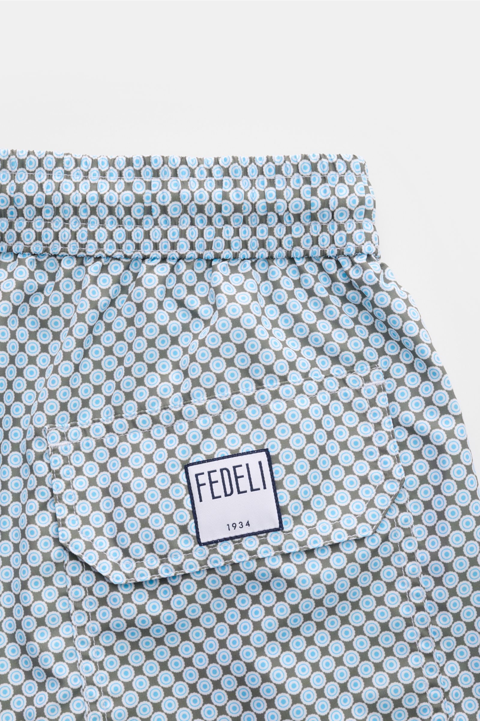 Fedeli Badeshorts 'Madeira Airstop' dunkelgrün/weiß/hellblau gemustert, Rückansicht, elastischer Bund, Tasche mit Klettverschluss, recycelte Microfaser.