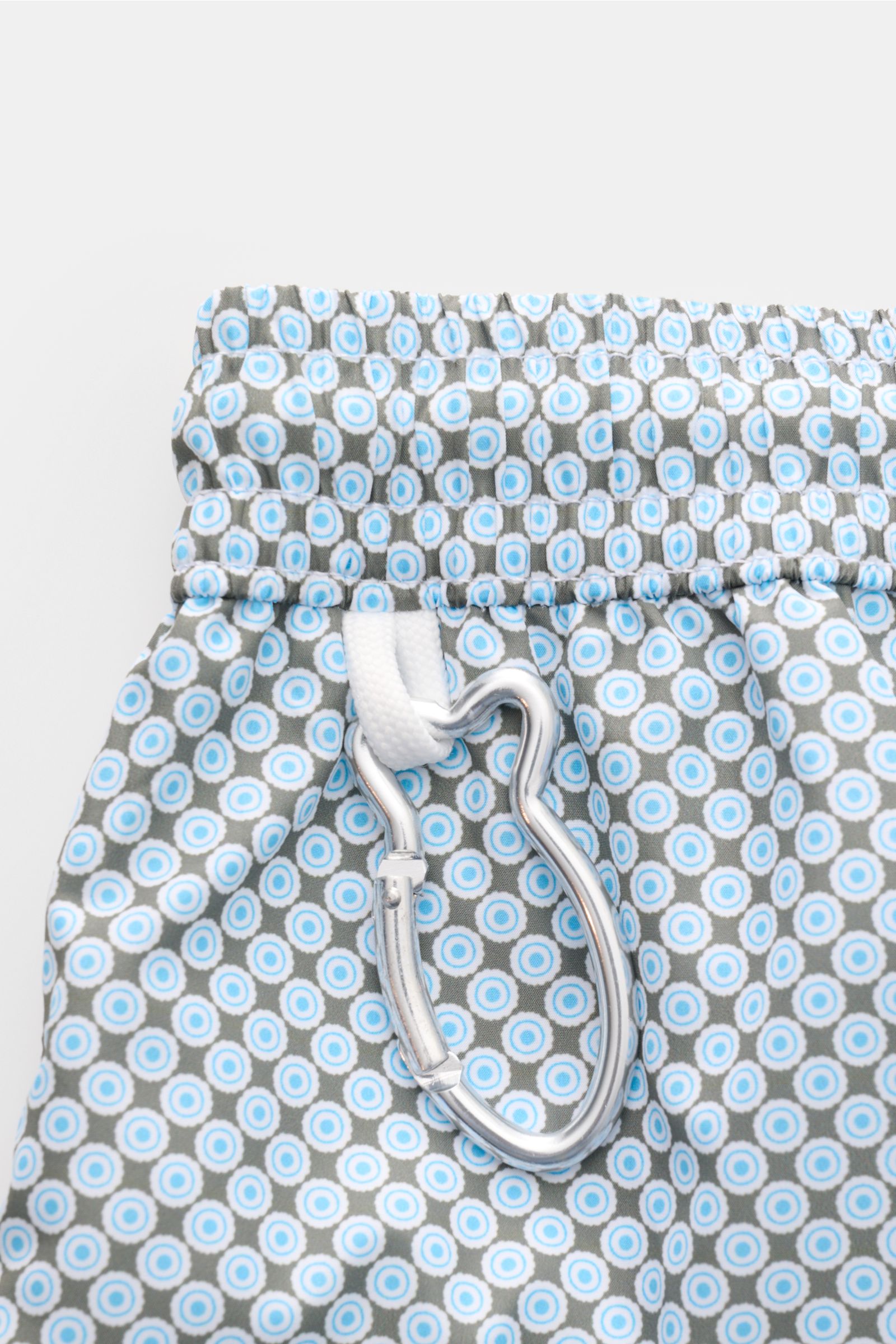Fedeli Badeshorts 'Madeira Airstop' dunkelgrün/weiß/hellblau gemustert, Nahaufnahme elastischer Bund mit Karabinerhaken in Walform, recycelte Microfaser, Regular Fit.