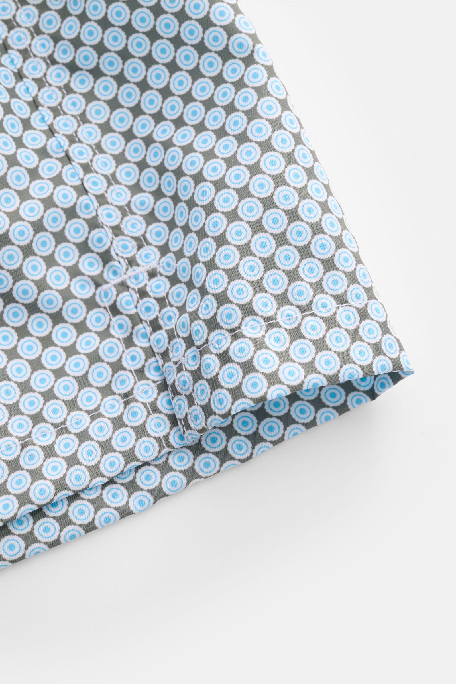 Fedeli Badeshorts 'Madeira Airstop' dunkelgrün/weiß/hellblau gemustert, Detailansicht Saum aus recycelter Microfaser, Regular Fit, elastischer Bund.