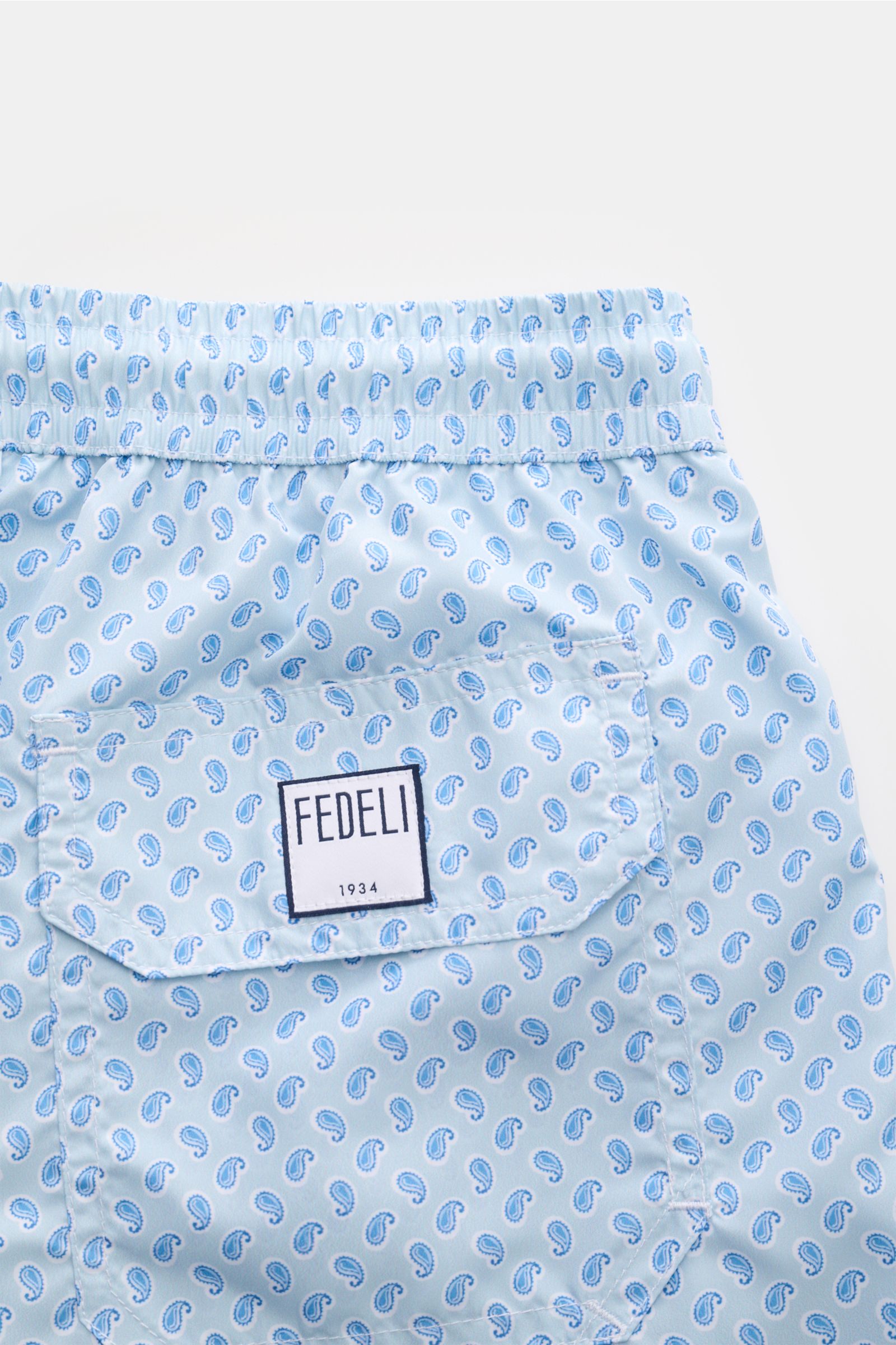 Fedeli Badeshorts 'Madeira Airstop' hellblau/weiß/blau gemustert, Rückansicht, Paisley-Muster, recycelte Microfaser, elastischer Bund, Regular Fit.