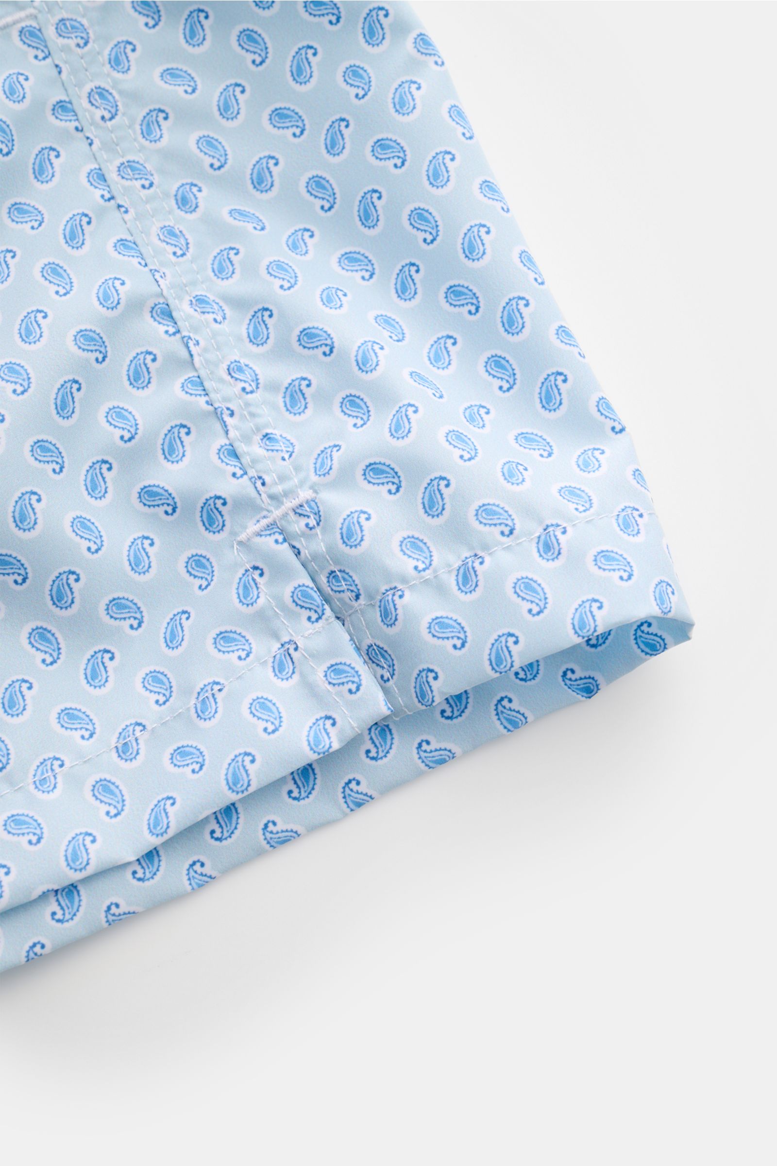 Fedeli Badeshorts 'Madeira Airstop' hellblau/weiß/blau gemustert, Detailansicht Saum mit Paisleymuster, recycelte Microfaser, Regular Fit.