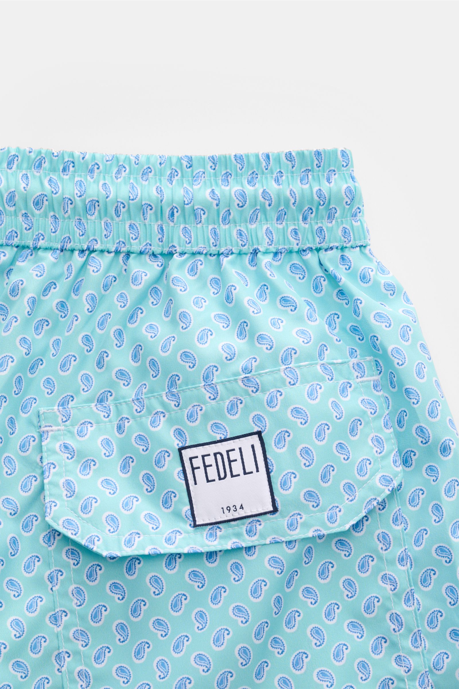 Fedeli Badeshorts 'Madeira Airstop' türkis/weiß/blau gemustert, Rückansicht, Paisleymuster, recycelte Microfaser, elastischer Bund, Gesäßtasche mit FEDELI-Label.