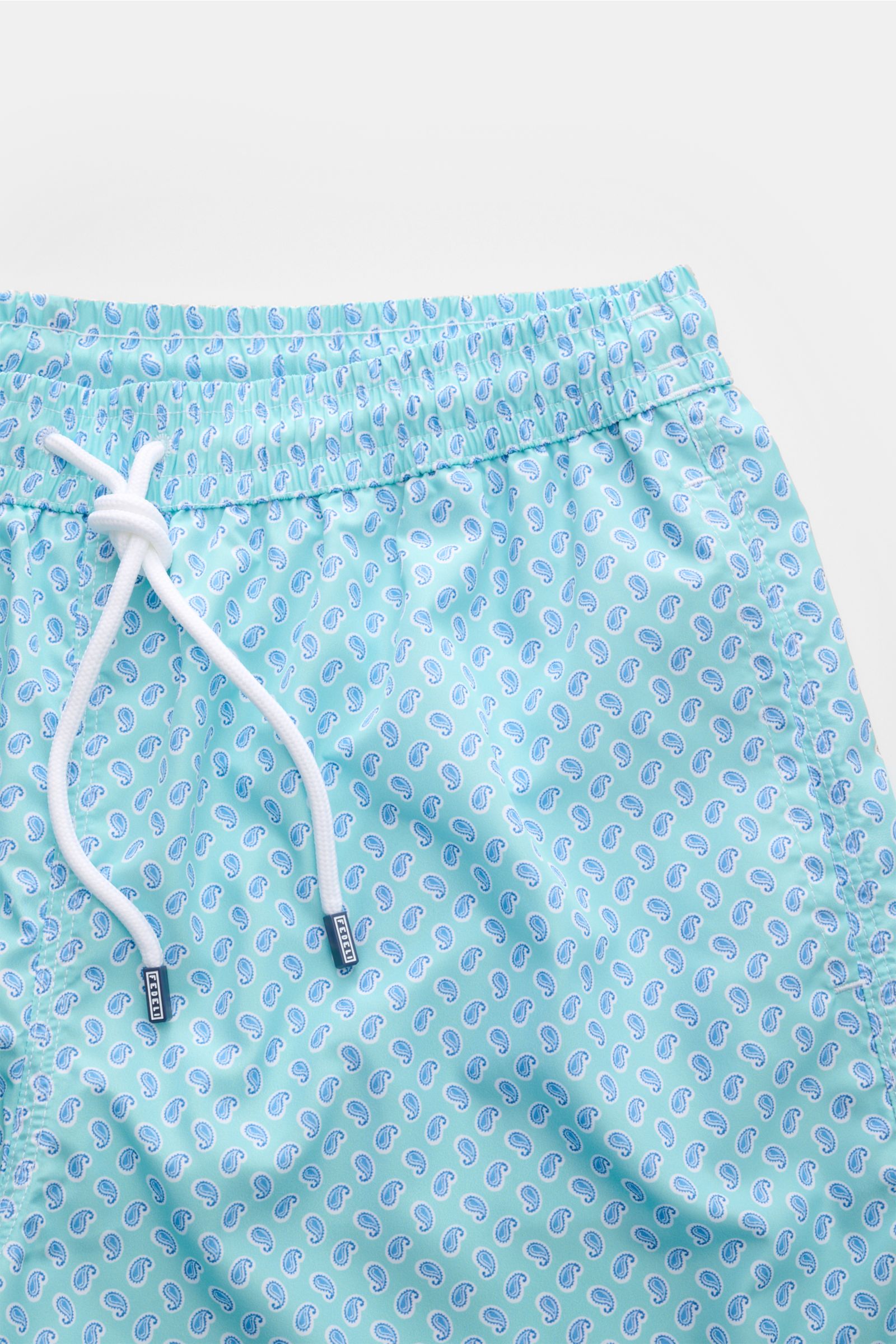 Fedeli Badeshorts 'Madeira Airstop' türkis/weiß/blau gemustert, Paisleymuster, Regular Fit, elastischer Bund mit Tunnelzug, Detailaufnahme von oben.