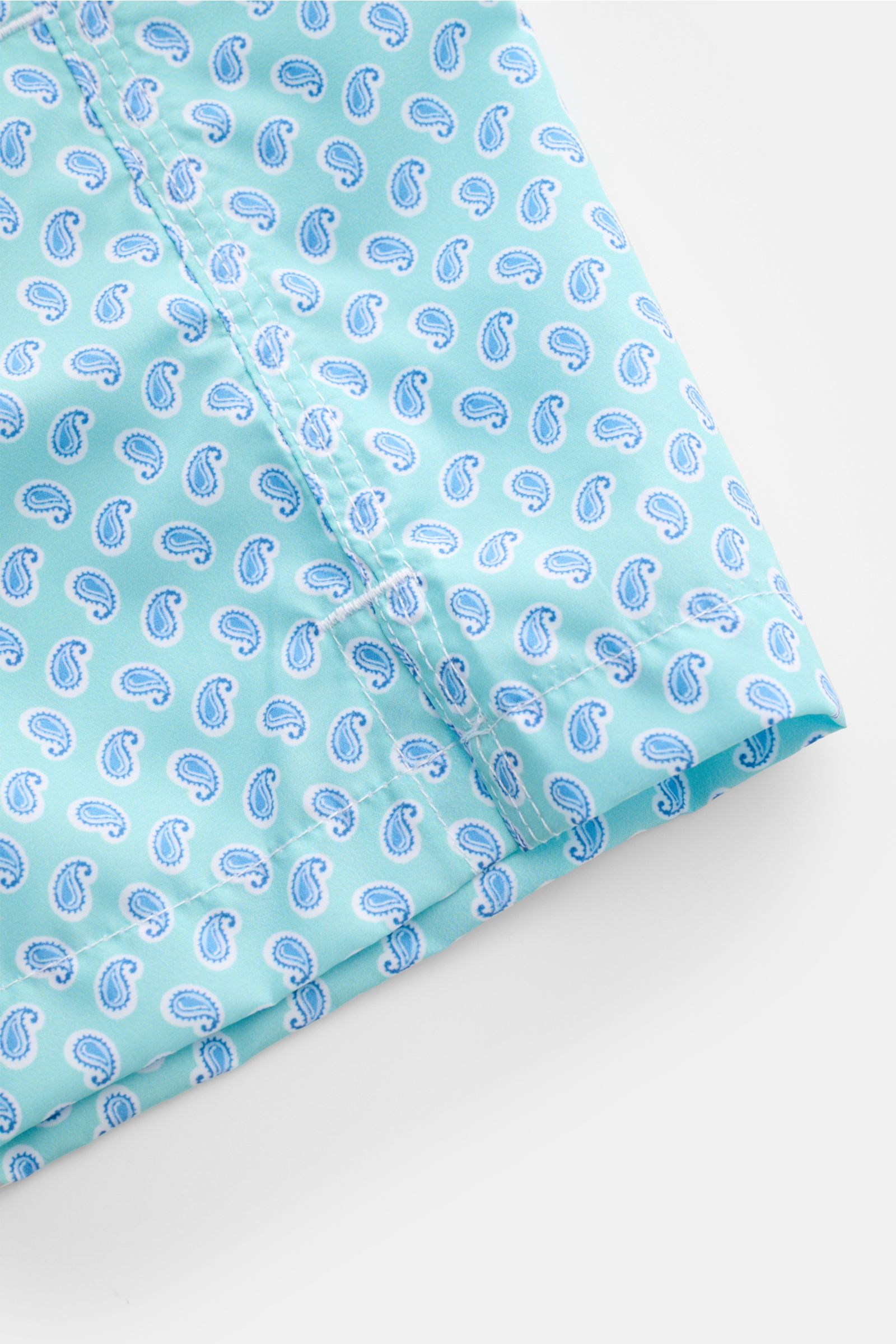 Fedeli Badeshorts 'Madeira Airstop' türkis/weiß/blau gemustert, Detailansicht von unten, Paisleymuster, recycelte Microfaser, Regular Fit.