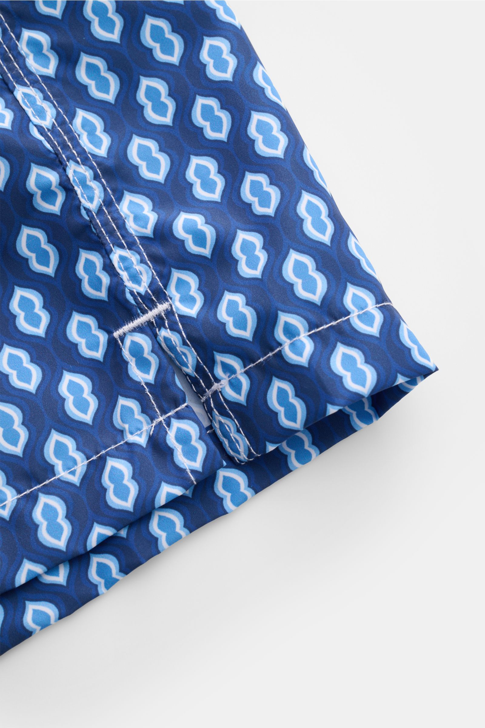 Close-up side view of Fedeli Swim shorts 'Madeira Airstop' dark blue/blue/white patterned with side vents and detailed stitching.

An essential for your summer vacation: These FEDELI swim shorts have an expressive pattern that adds stylish accents and 