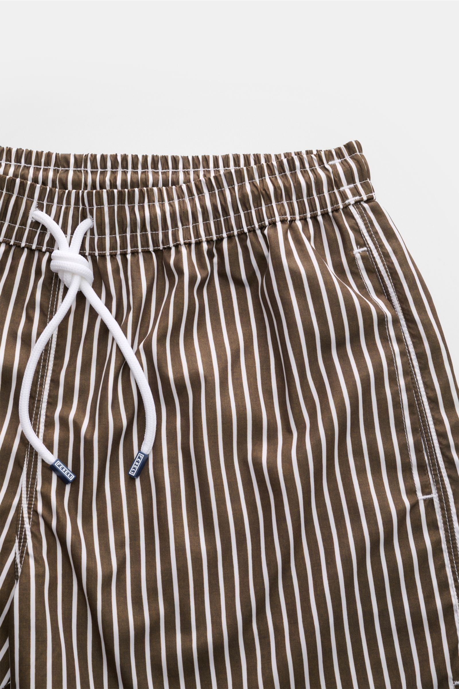 Fedeli Badeshorts 'Madeira Airstop' dunkelbraun/weiß gestreift, seitliche Ansicht, Regular Fit, elastischer Bund mit Tunnelzug, Taschen, schnelltrocknende Microfaser.