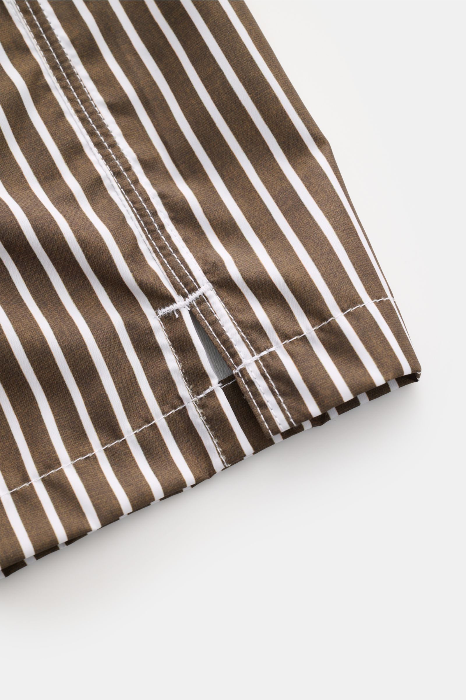 Nahaufnahme der Fedeli Badeshorts 'Madeira Airstop' dunkelbraun/weiß gestreift, Detail der kurzen Saumschlitze, schnelltrocknende Microfaser.