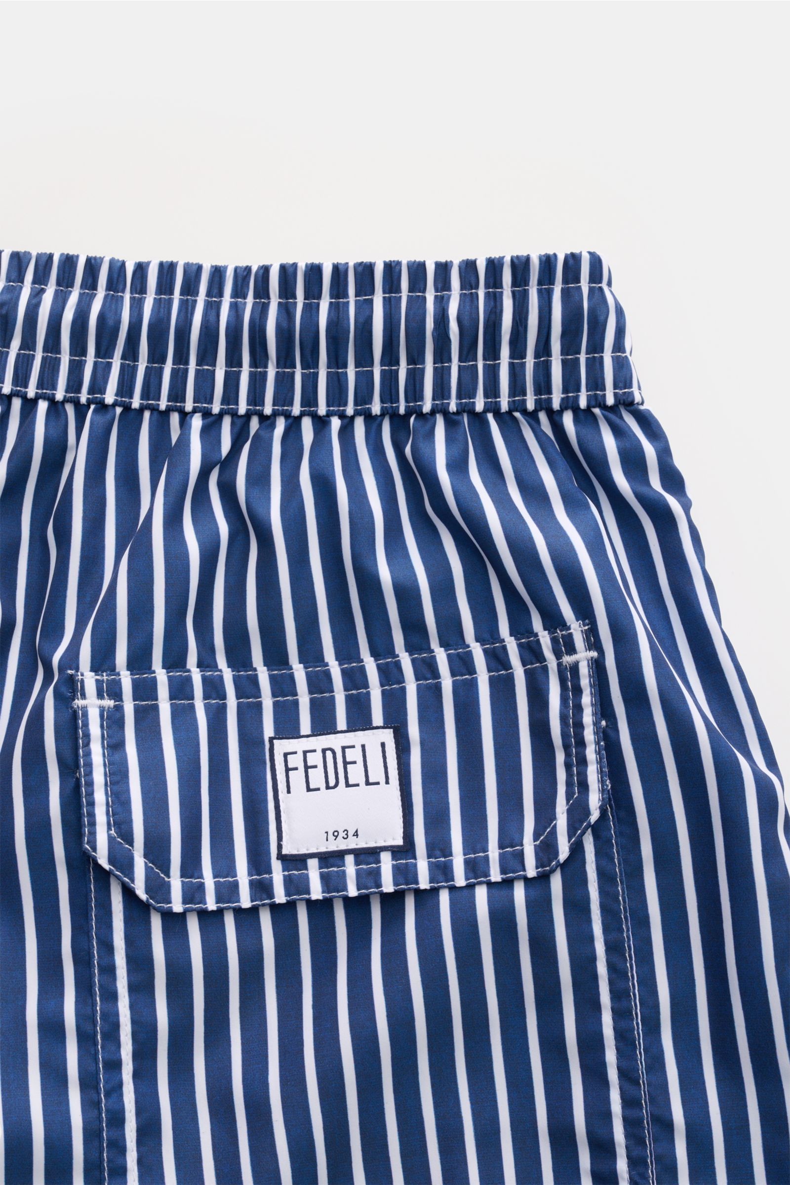 Fedeli Badeshorts 'Madeira Airstop' navy/weiß gestreift, Rückansicht mit elastischem Bund, Gesäßtasche mit Klettverschluss und FEDELI-Label.