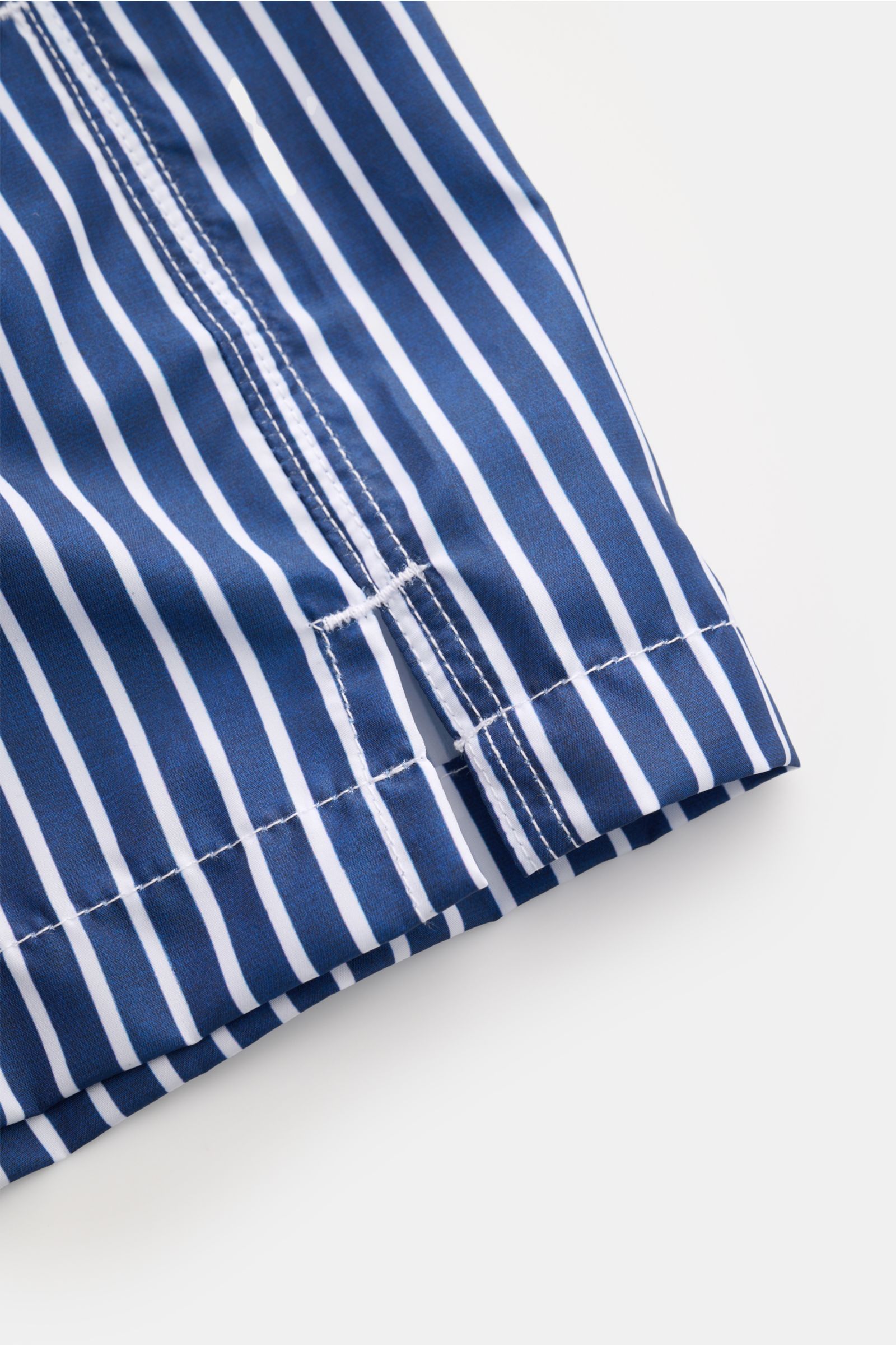 Fedeli Badeshorts 'Madeira Airstop' navy/weiß gestreift, Detailaufnahme Saum mit kurzem Schlitz, schnelltrocknende Microfaser, Regular Fit.