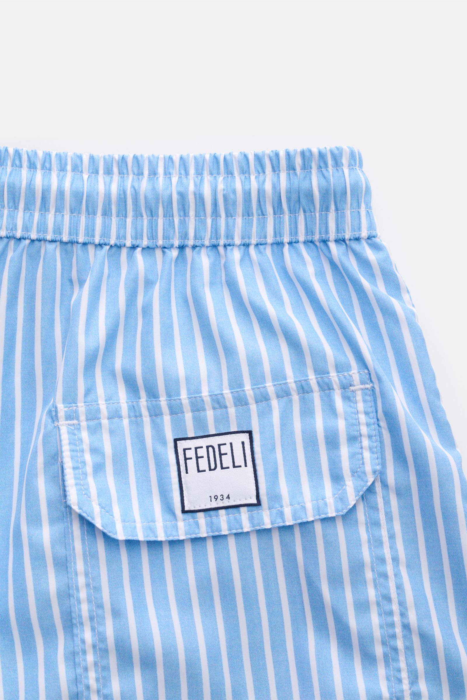 Fedeli Badeshorts 'Madeira Airstop' hellblau/weiß gestreift, Detailaufnahme Rückseite mit Gesäßtasche, elastischem Bund, schnelltrocknend, Meshfutter.