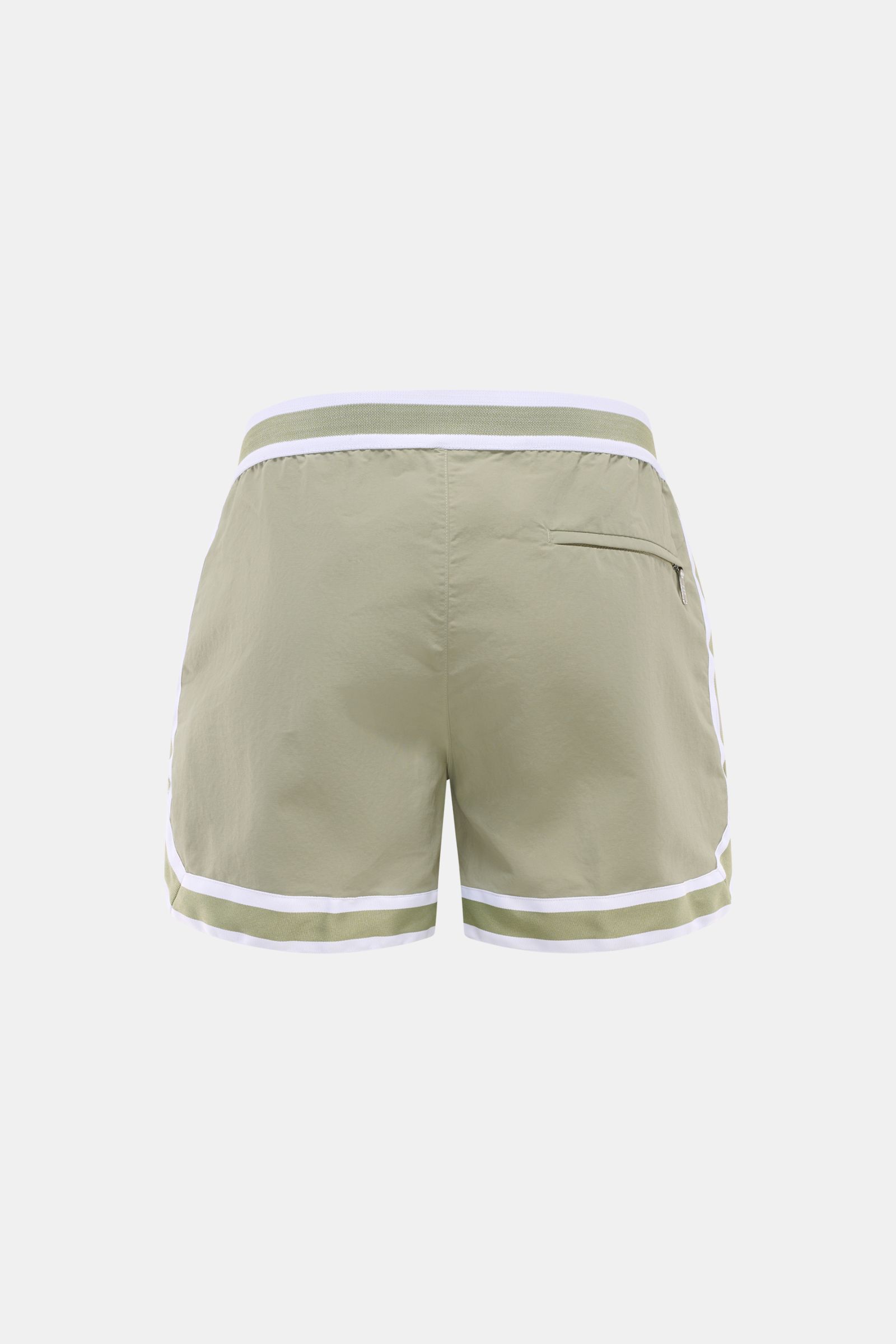Rückansicht der Ché Badeshorts 'Baller' salbei mit elastischem Bund, Reißverschluss-Gesäßtasche, französischen Taschen und weißem Grosgrain-Besatz.