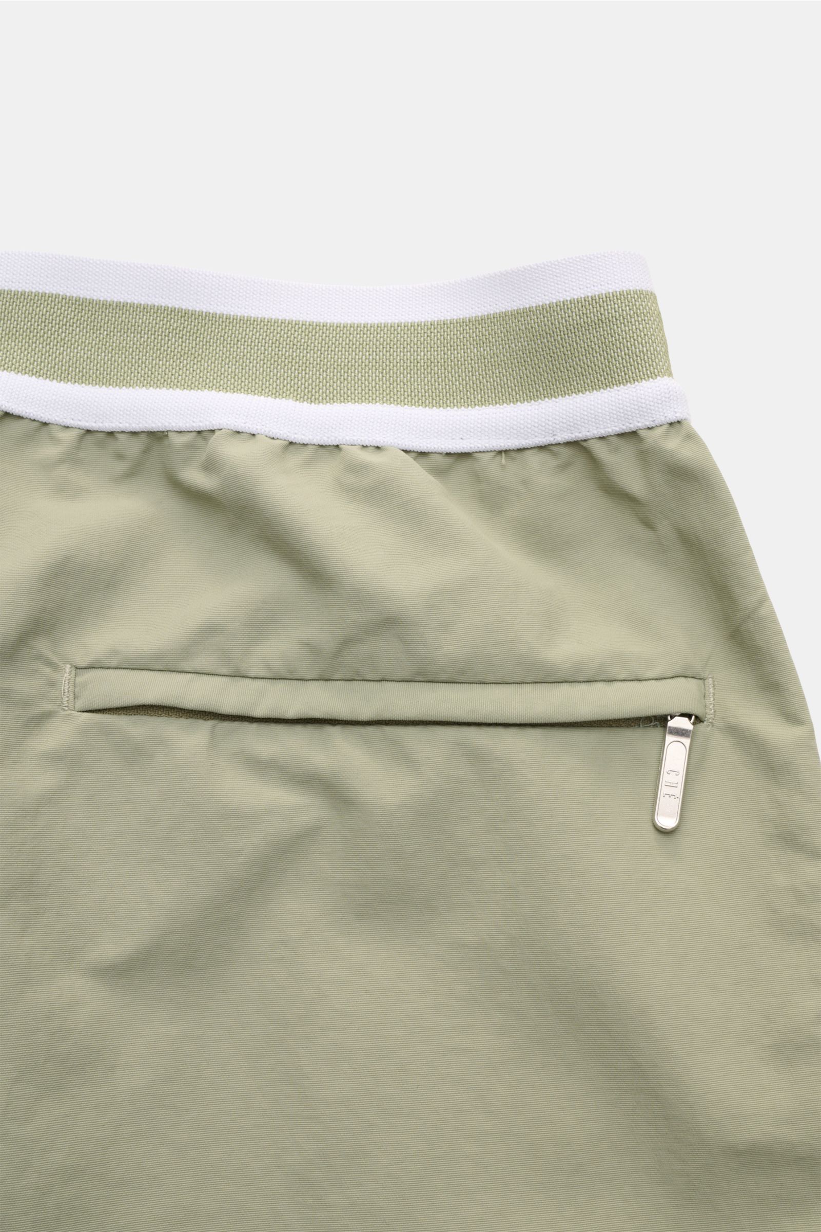 Ché Badeshorts 'Baller' salbei in Nahaufnahme von hinten, elastischer Bund mit Gummierung, Reißverschluss-Gesäßtasche, Microfaser, Mesh-Innenfutter.