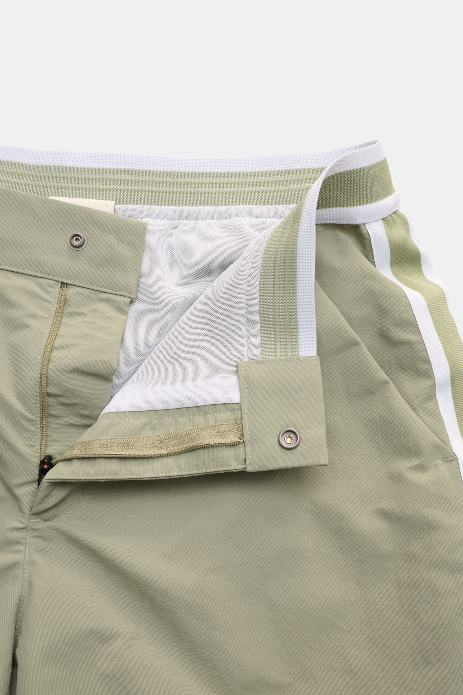 Ché Badeshorts 'Baller' salbei aus glatter Microfaser, Regular Fit, elastischer Bund mit Gummierung, Reißverschluss, Druckknopf, französischen Taschen, Mesh-Innenfutter, Grosgrain-Besatz, Detailaufnahme von innen und vorne.