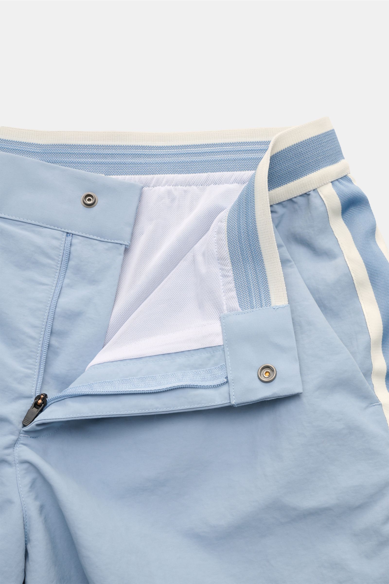 Ché Badeshorts 'Baller' rauchblau, Detailaufnahme von innen mit Mesh-Innenfutter, Reißverschluss, Druckknopf, elastischem Bund und Streifen.