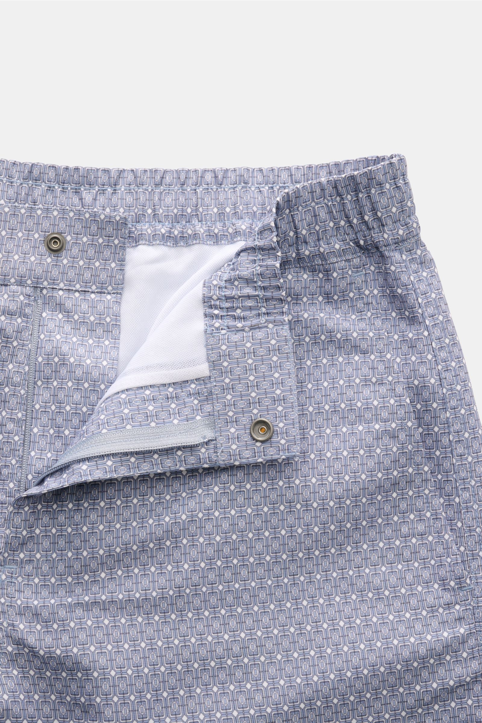 Ché Badeshorts 'Lucena' rauchblau/weiß gemustert, Nahaufnahme von Bund und Reißverschluss, Microfaser mit ornamentalem Print.