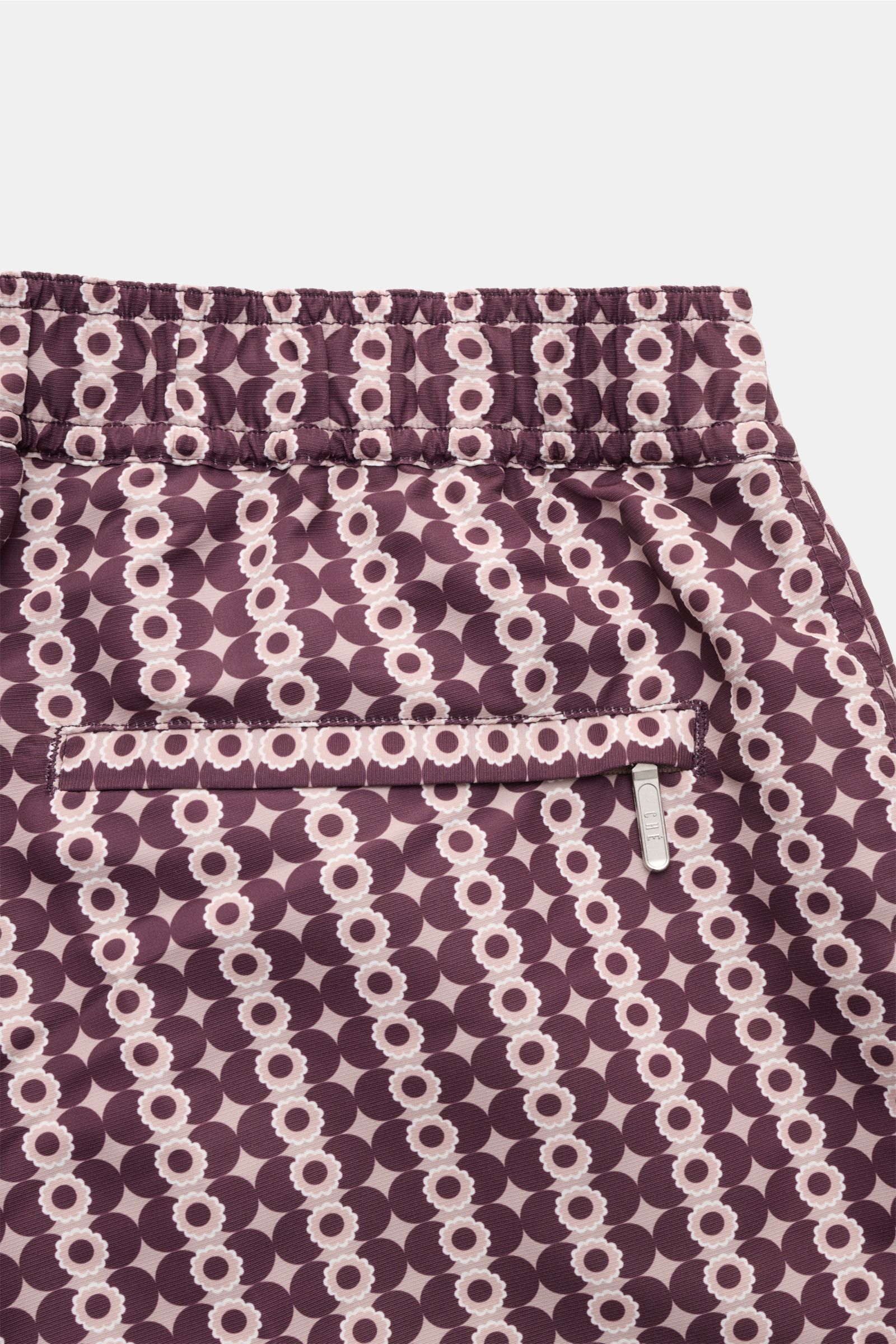 Ché Badeshorts 'Pressoa' bordeaux/hellbraun gemustert, Detailfoto Rückseite oben, elastischer Bund, Reißverschluss, französische Taschen, Mesh-Innenfutter, leichte Microfaser, ornamentales Muster, Regular Fit.