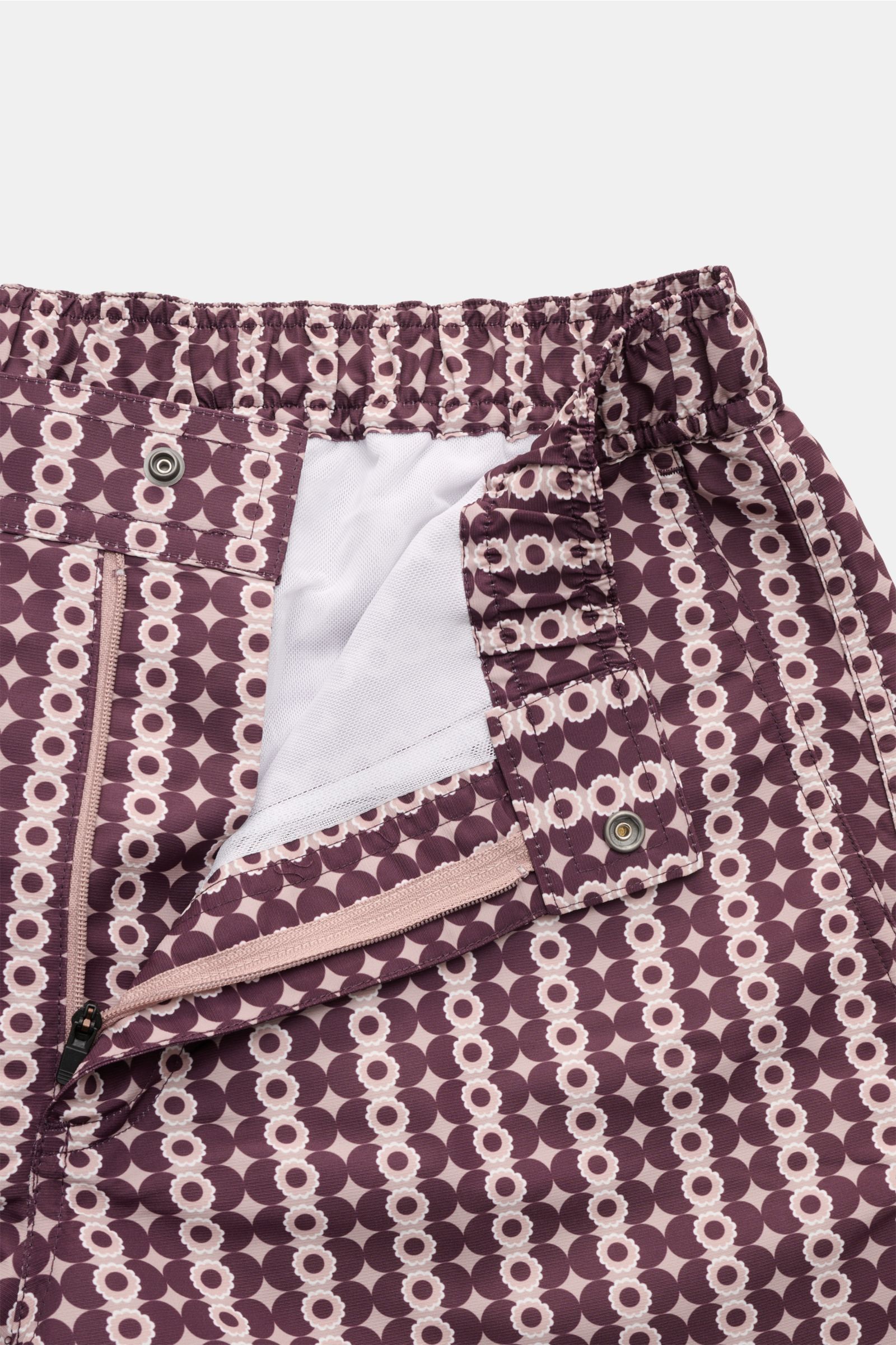 Ché Badeshorts 'Pressoa' bordeaux/hellbraun gemustert, Detailaufnahme von innen mit Reißverschluss, elastischem Bund und Mesh-Innenfutter.