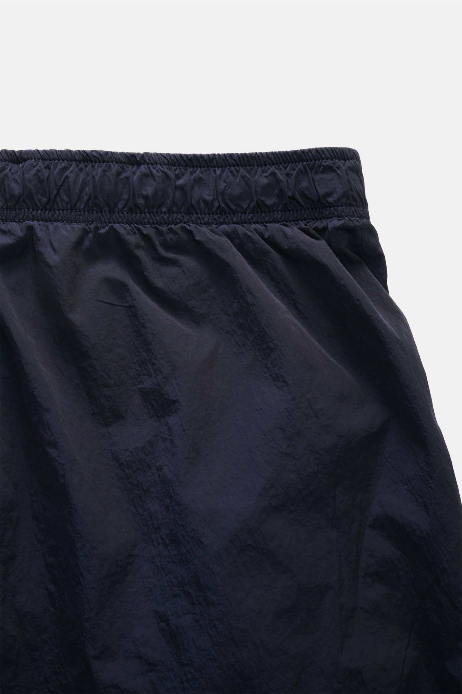 C.P. Company Badeshorts navy in Nahaufnahme von oben, glänzend, schnell trocknende Microfaser, elastischer Bund mit Tunnelzug, Regular Fit.