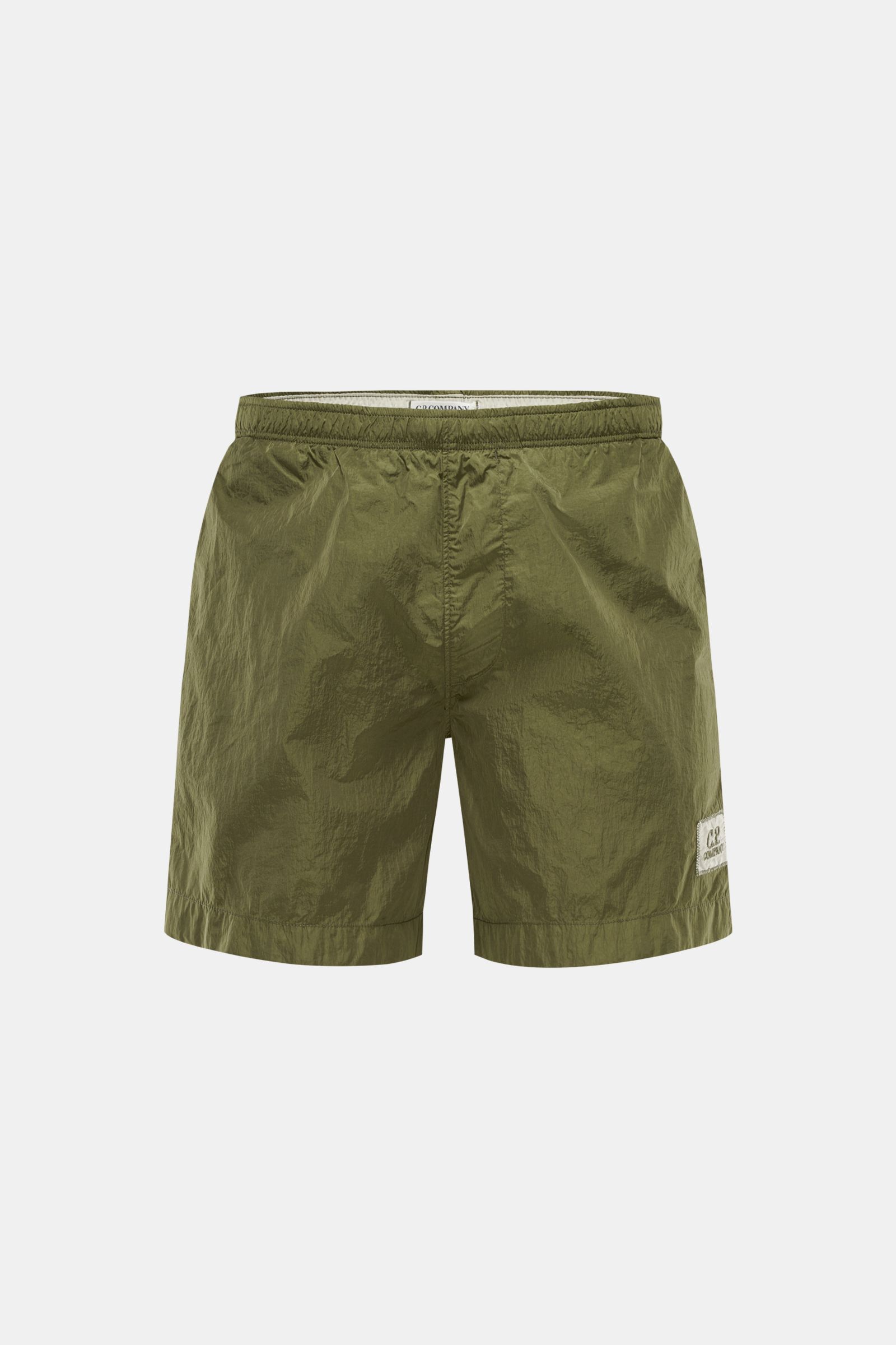 Vorderansicht der C.P. Company Badeshorts oliv aus schnell trocknender Microfaser mit glänzender Oberfläche, elastischem Bund, Tunnelzug und Logo-Patch.
