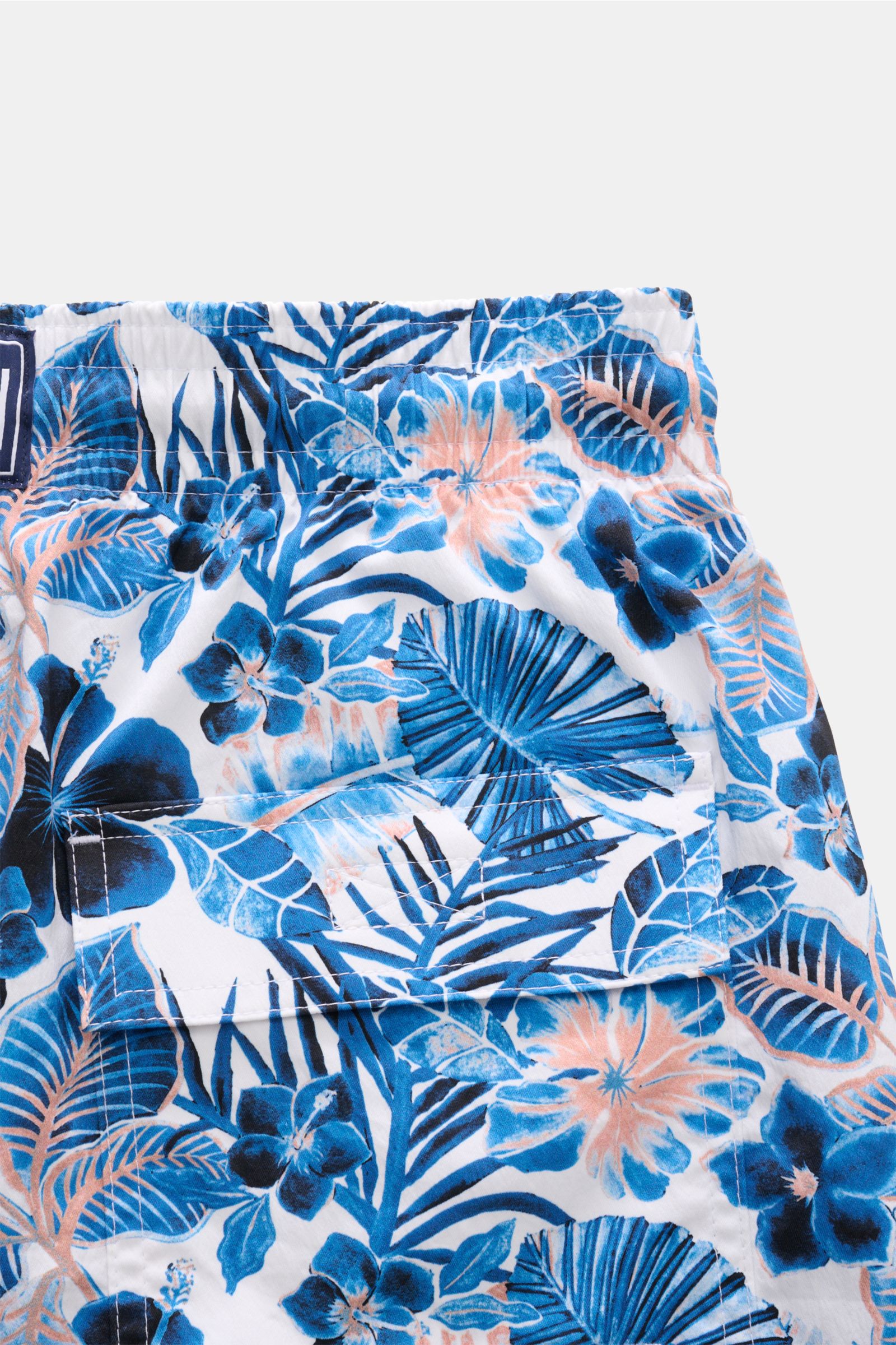 Vilebrequin Badeshorts 'Moorise' dunkelblau/weiß gemustert, Detailansicht seitlich oben, floraler Dschungel-Print, Microfaser, Regular Fit, elastischer Bund, Taschen.