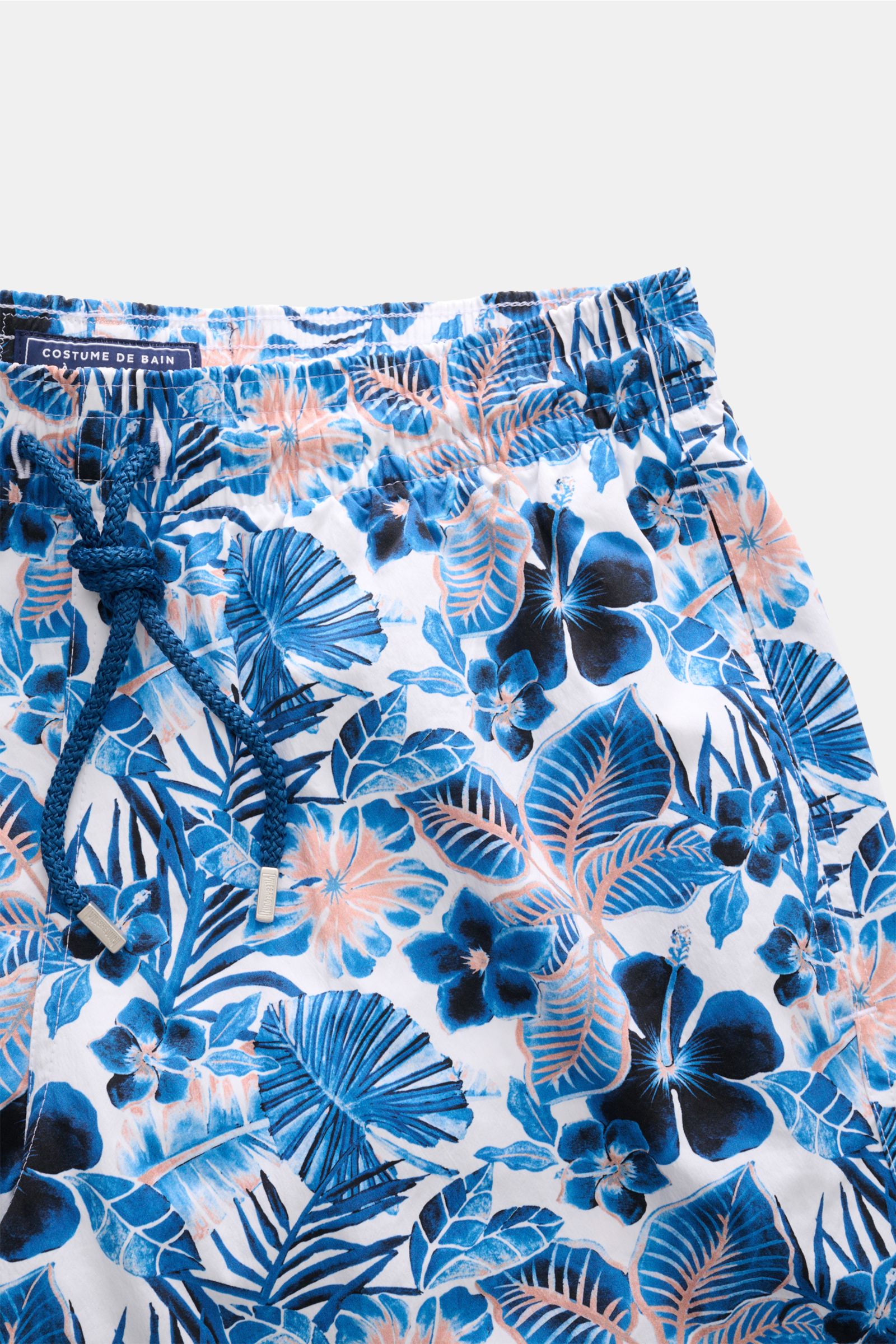Vorderansicht der Vilebrequin Badeshorts 'Moorise' dunkelblau/weiß gemustert mit floralem Print, elastischem Bund, Tunnelzug und Taschen.