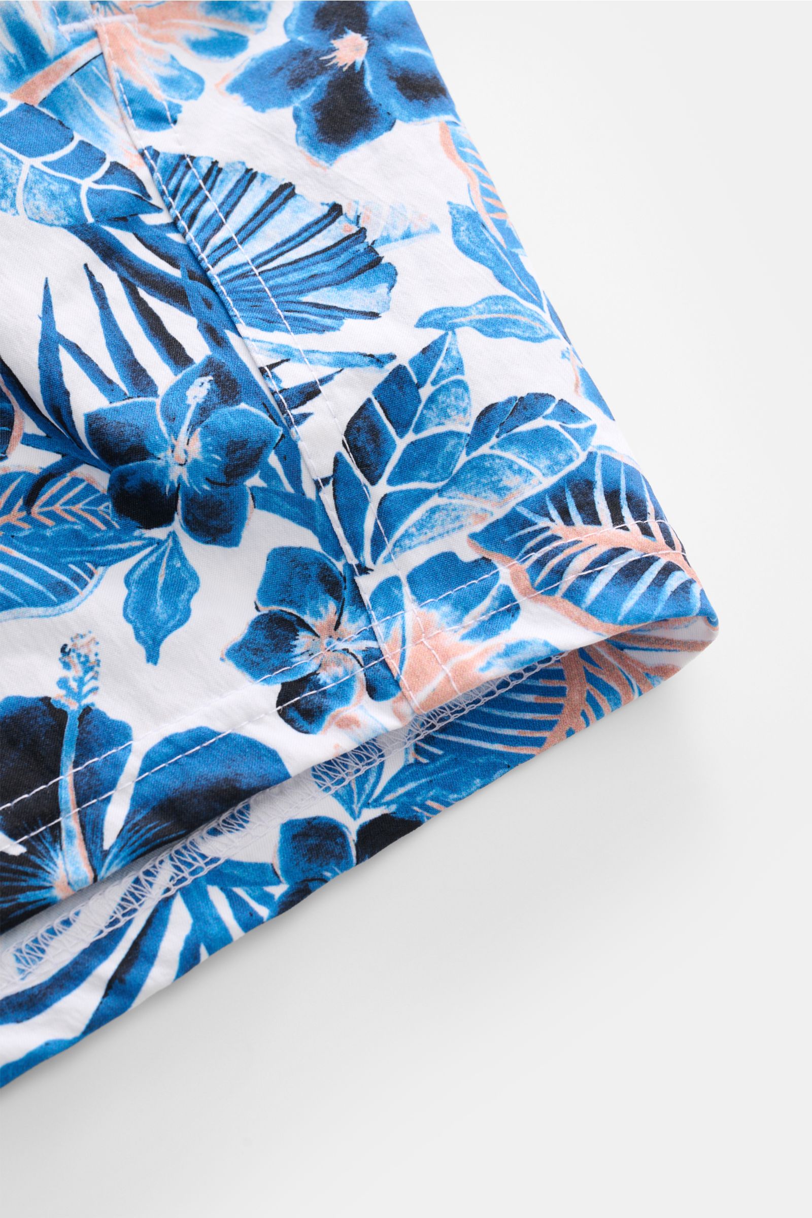 Nahaufnahme der Vilebrequin Badeshorts 'Moorise' dunkelblau/weiß gemustert, floraler Print, hochwertige Microfaser, seitliche Naht.