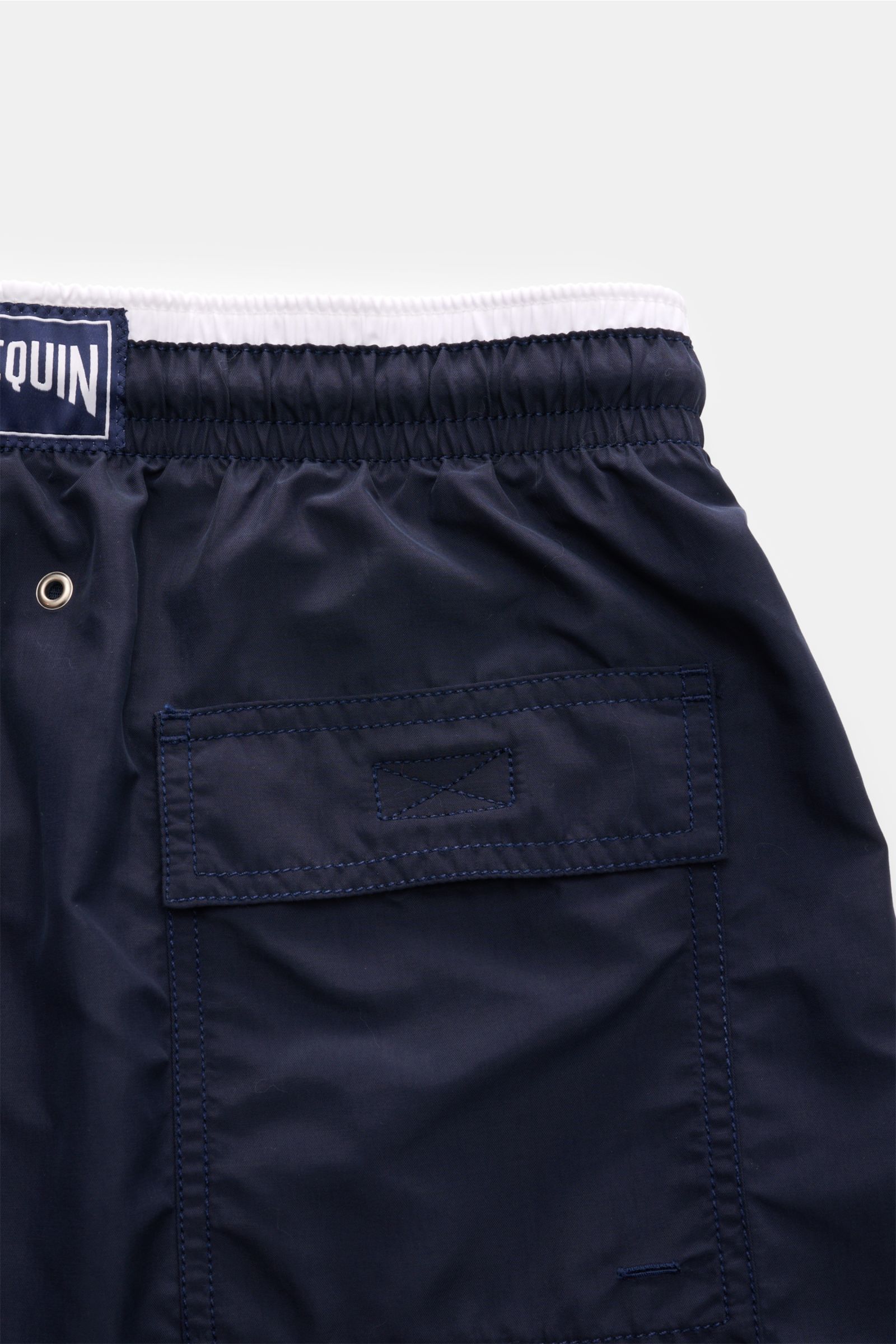 Vilebrequin Badeshorts 'Moka' navy in Nahaufnahme von hinten, Microfaser, elastischer Bund, Gesäßtasche mit Klettverschluss, Turtle-Stitching.