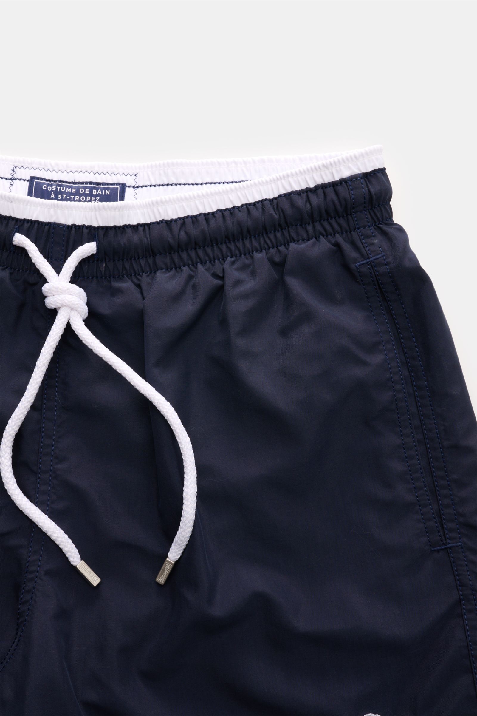 Vorderansicht der Vilebrequin Badeshorts 'Moka' navy aus hochwertiger Microfaser mit elastischem Bund, Tunnelzug und weißen Kordeln.