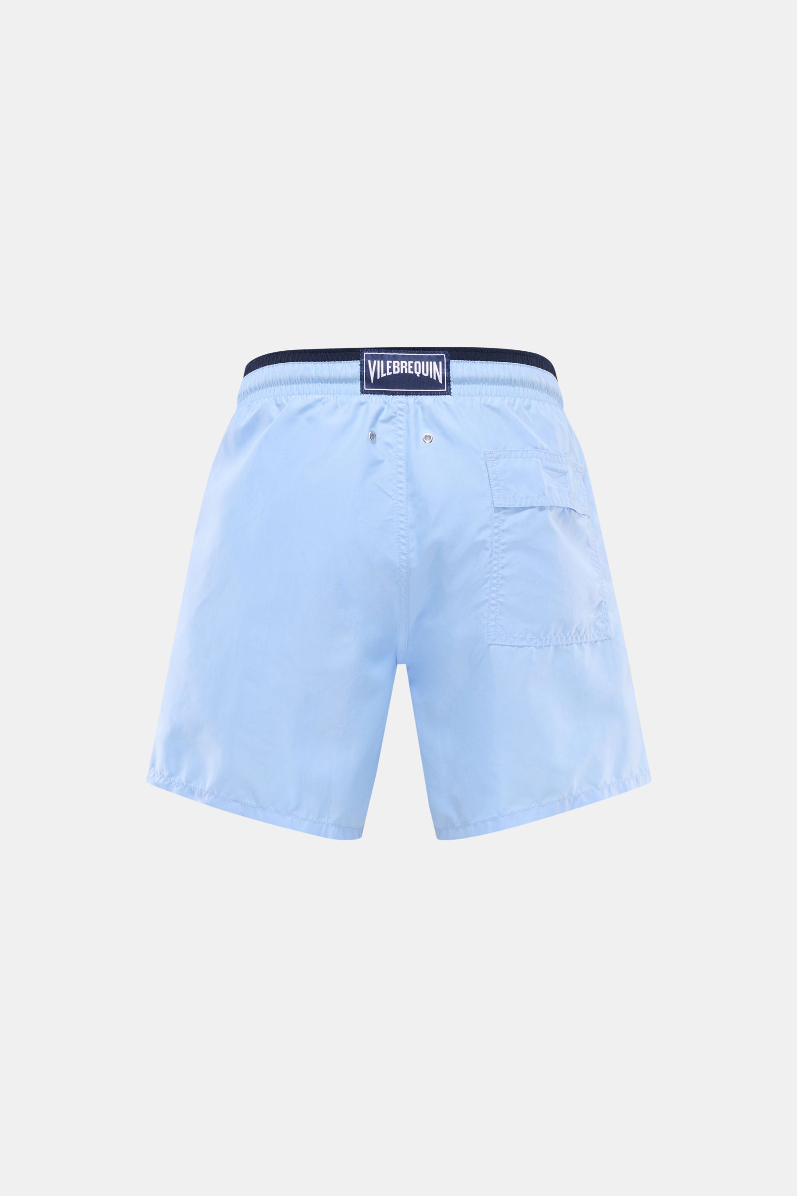 Rückansicht der Vilebrequin Badeshorts 'Moka' hellblau aus leichter Microfaser mit elastischem Bund, Taschen, Turtle-Stitching und Mesh-Innenfutter.