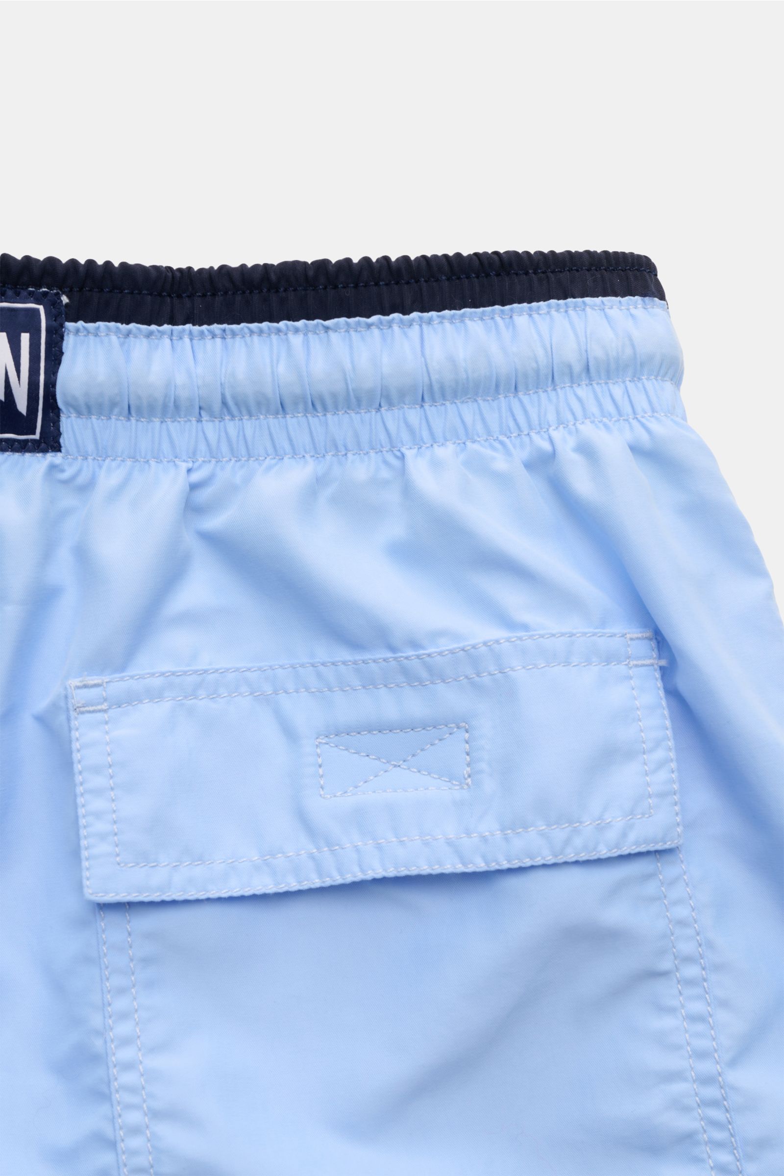 Vorderansicht der Vilebrequin Badeshorts 'Moka' hellblau mit elastischem Bund, Mesh-Innenfutter, Seitentaschen, Turtle-Stitching und Klett-Gesäßtasche.