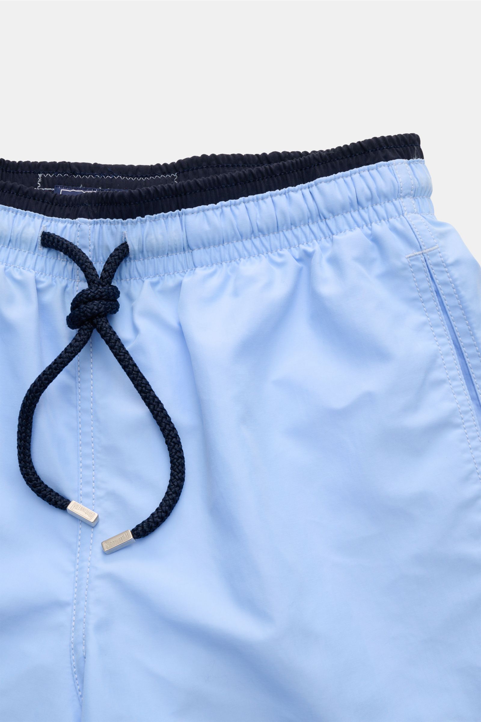 Vorderansicht der Vilebrequin Badeshorts 'Moka' hellblau aus hochwertiger Microfaser mit elastischem Bund, Tunnelzug und Turtle-Stitching.
