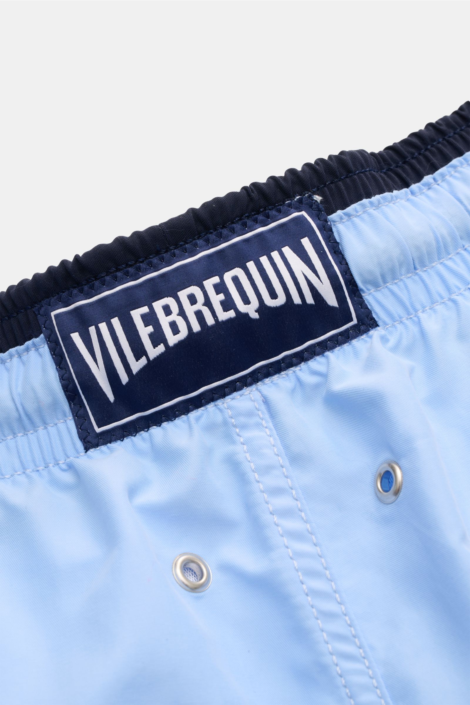 Nahaufnahme der elastischen Bundseite der Vilebrequin Badeshorts 'Moka' hellblau aus hochwertiger Microfaser mit VILEBREQUIN-Label, Tunnelzug und Entwässerungsösen.