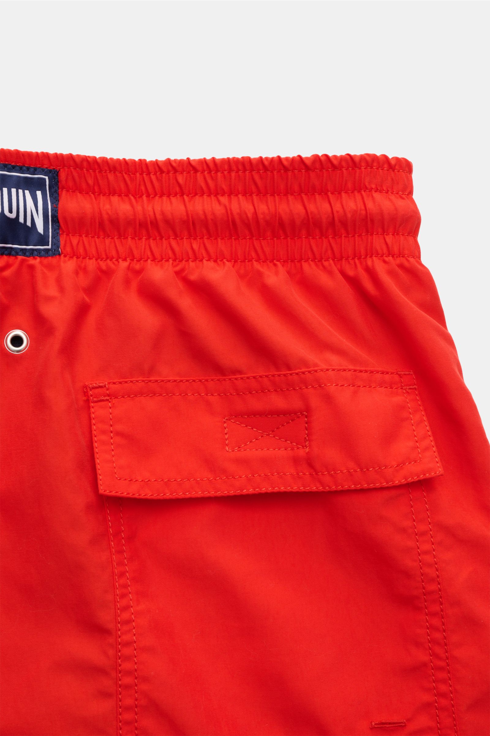 Vorderansicht der Vilebrequin Badeshorts 'Moorea' rot aus hochwertiger Microfaser mit elastischem Bund, Taschen und Mesh-Innenfutter.