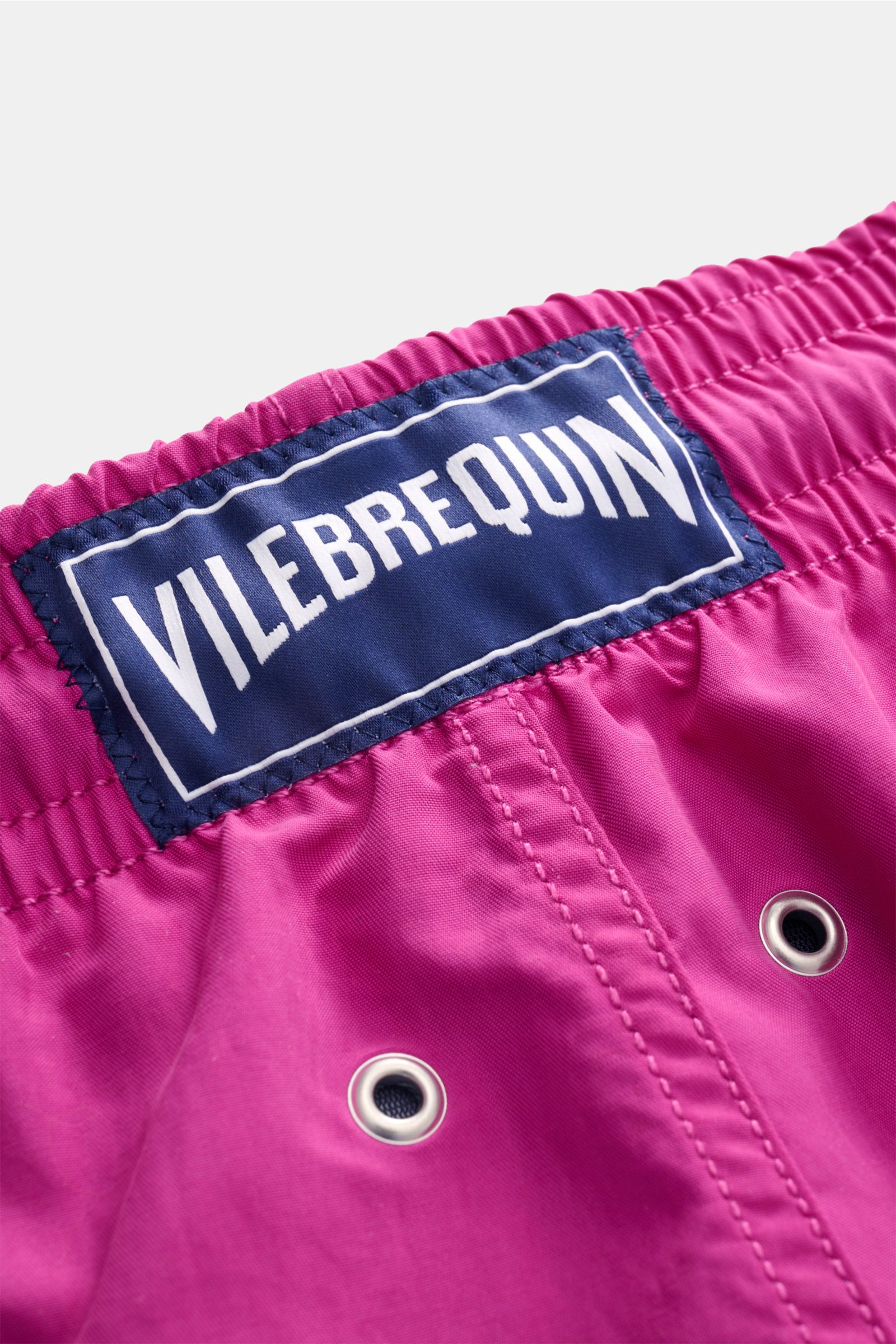 Close-up rear view of Vilebrequin Badeshorts 'Moorea' violett showing elastic waistband, VILEBREQUIN label, drainage eyelets, made of lightweight microfiber with mesh lining for comfort and movement. Sommer, Sonne, Freiheit: Die Badeshorts 'Moorea' von VI