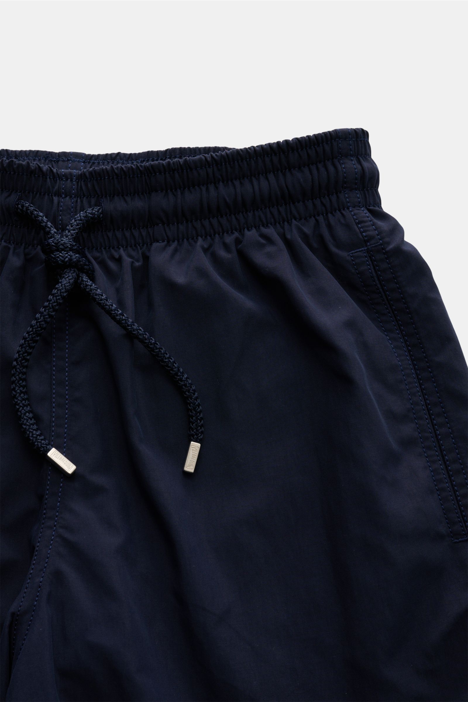 Vilebrequin Badeshorts 'Moorea' navy aus leichter Microfaser mit elastischem Bund, Tunnelzug und Taschen, Nahaufnahme von oben, Regular Fit.