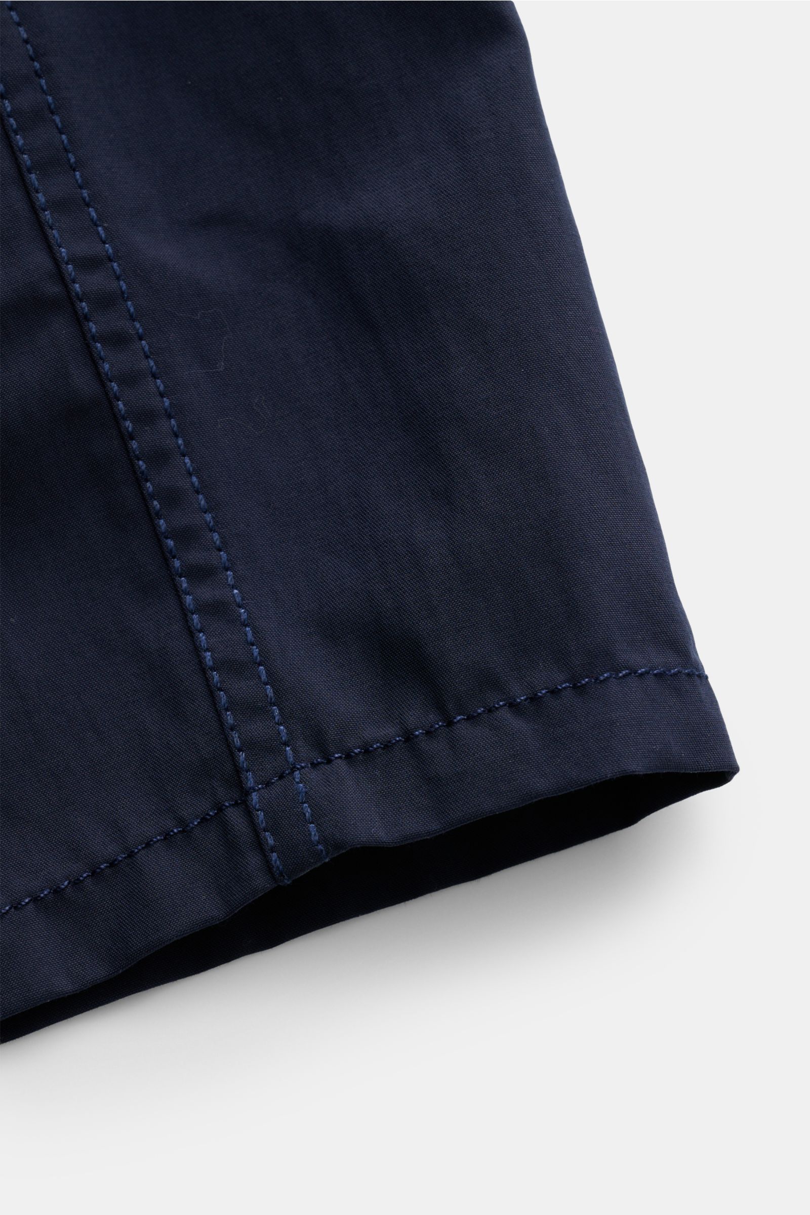 Nahaufnahme der Vilebrequin Badeshorts 'Moorea' navy aus hochwertiger Microfaser mit leichter Textur und feiner Naht, seitliche Perspektive.